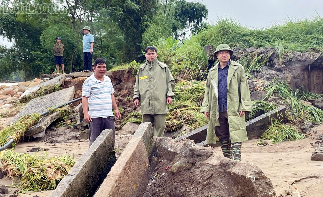 Ông Lương Thanh Hương - Bí thư Đảng ủy xã Chiềng Ken (ngoài cùng bên phải ảnh) chỉ đạo khắc phục hậu quả hoàn lưu bão số 10. baolaocai-tl_ck3.jpg