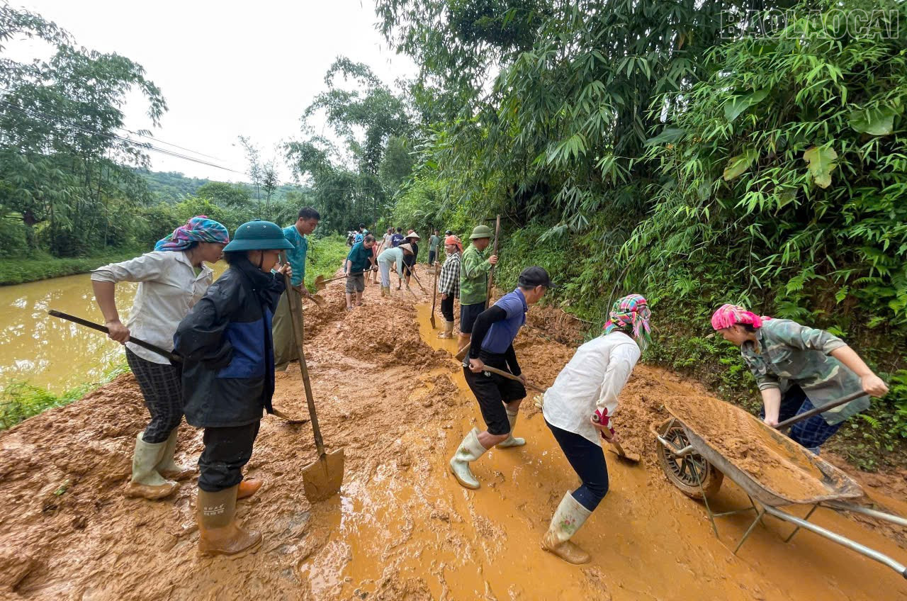 Người dân Khánh Yên dọn đường làng, ngõ xóm sau hoàn lưu bão số 10. baolaocai-tr_ky2.jpg