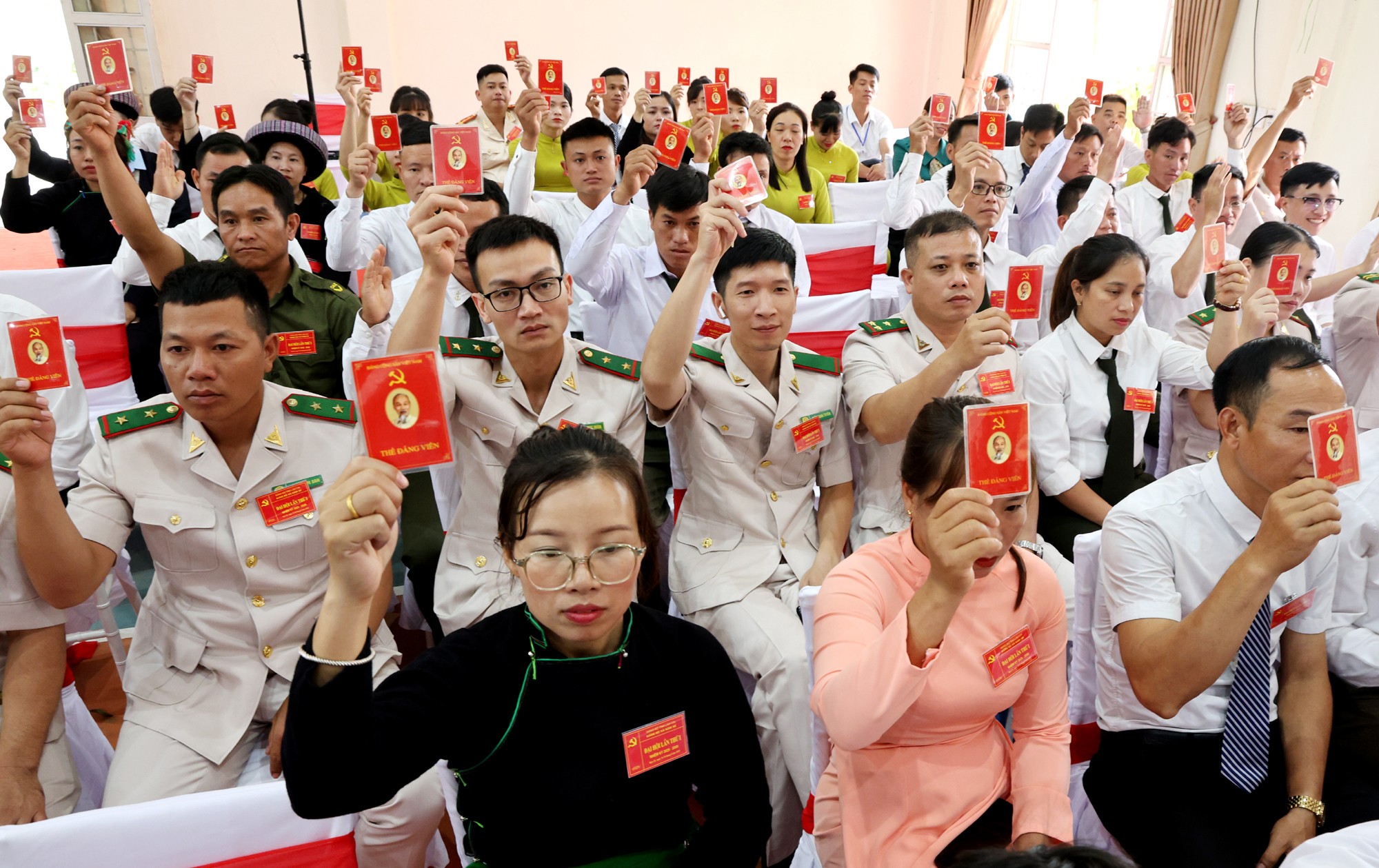 Đại biểu biểu quyết thông qua Nghị quyết Đại hội. nx11.jpg