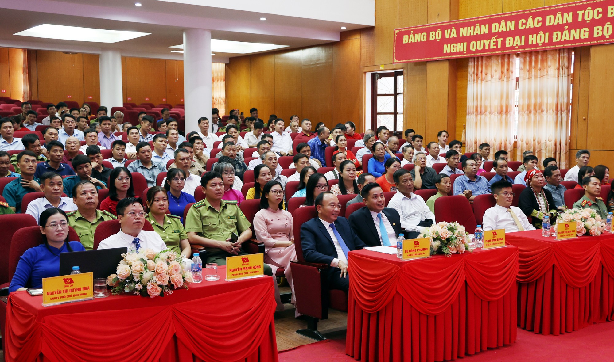 Đại biểu dự lễ công bố tại điểm cầu xã Bát Xát. Đại biểu dự lễ công bố tại điểm cầu xã Bát Xát.