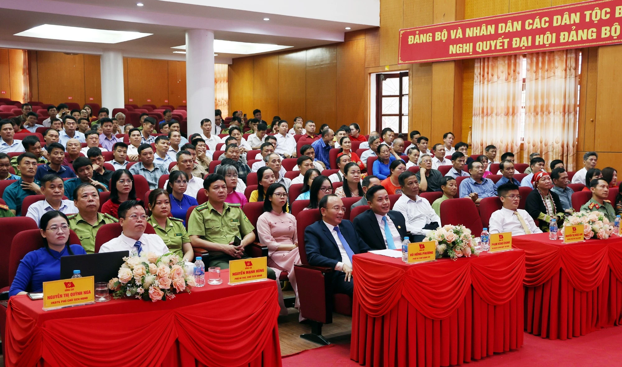 Đại biểu dự lễ công bố tại điểm cầu xã Bát Xát.