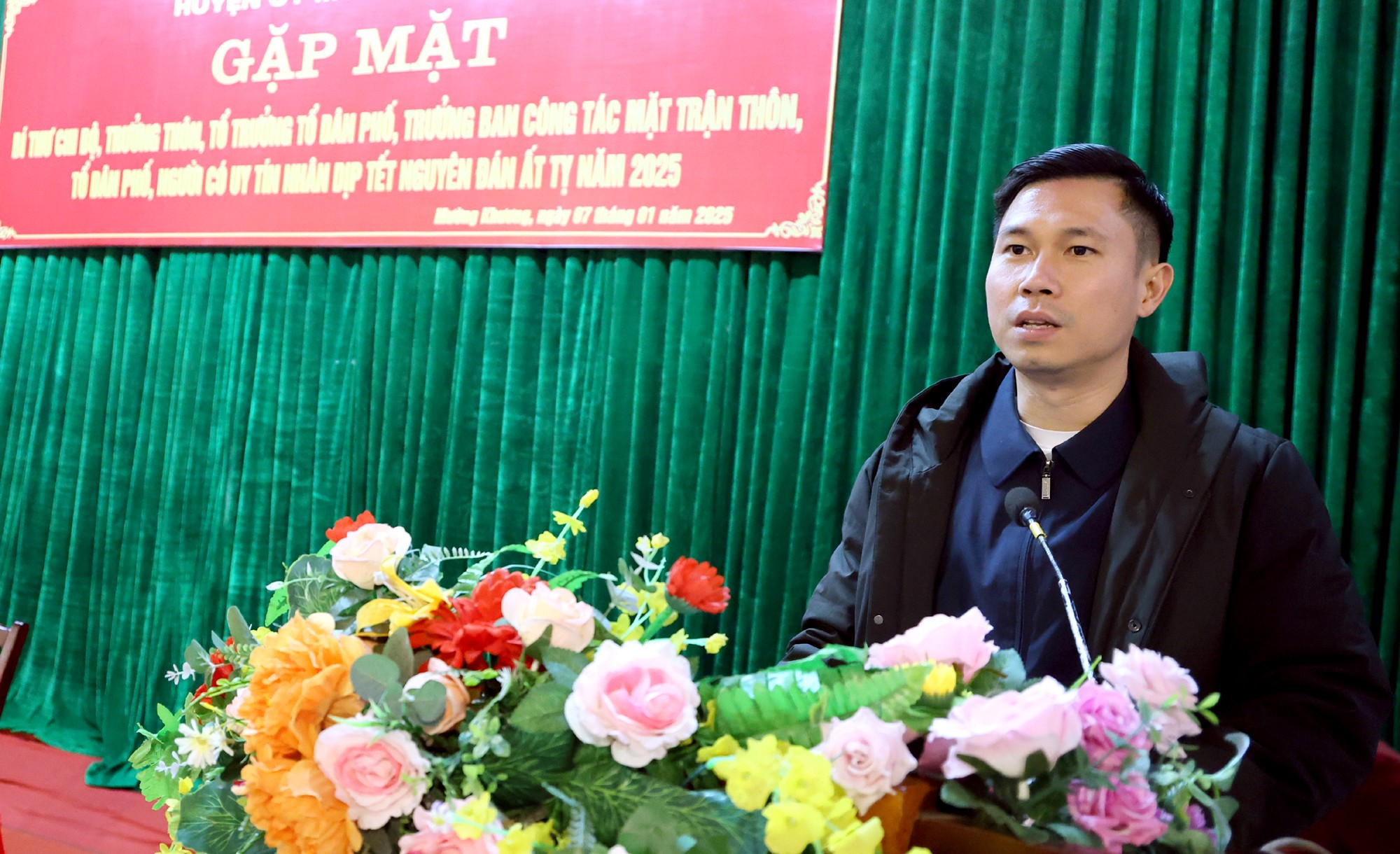 Đồng chí Nguyễn Trọng Huân, Chủ tịch UBND huyện thông tin về kết quả thực hiện các chỉ tiêu kinh tế - xã hội năm 2024, kế hoạch năm 2025 của huyện. 1l8a1674.jpg