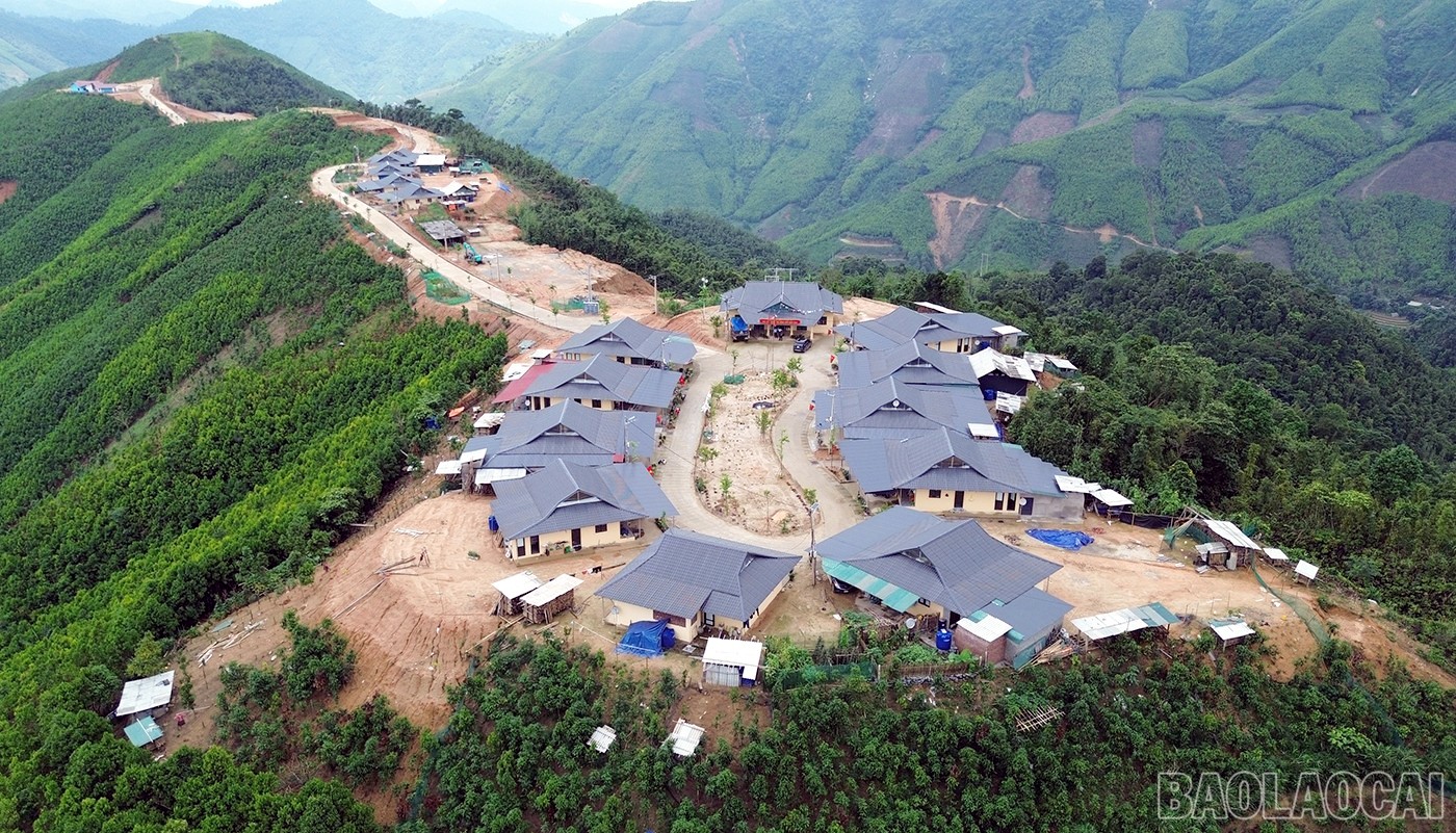 Khu tái định cư thôn Nậm Tông gồm 15 căn nhà, 1 điểm trường mẫu giáo và 1 nhà sinh hoạt cộng đồng. Ảnh: Mạnh Dũng ncl2.jpg