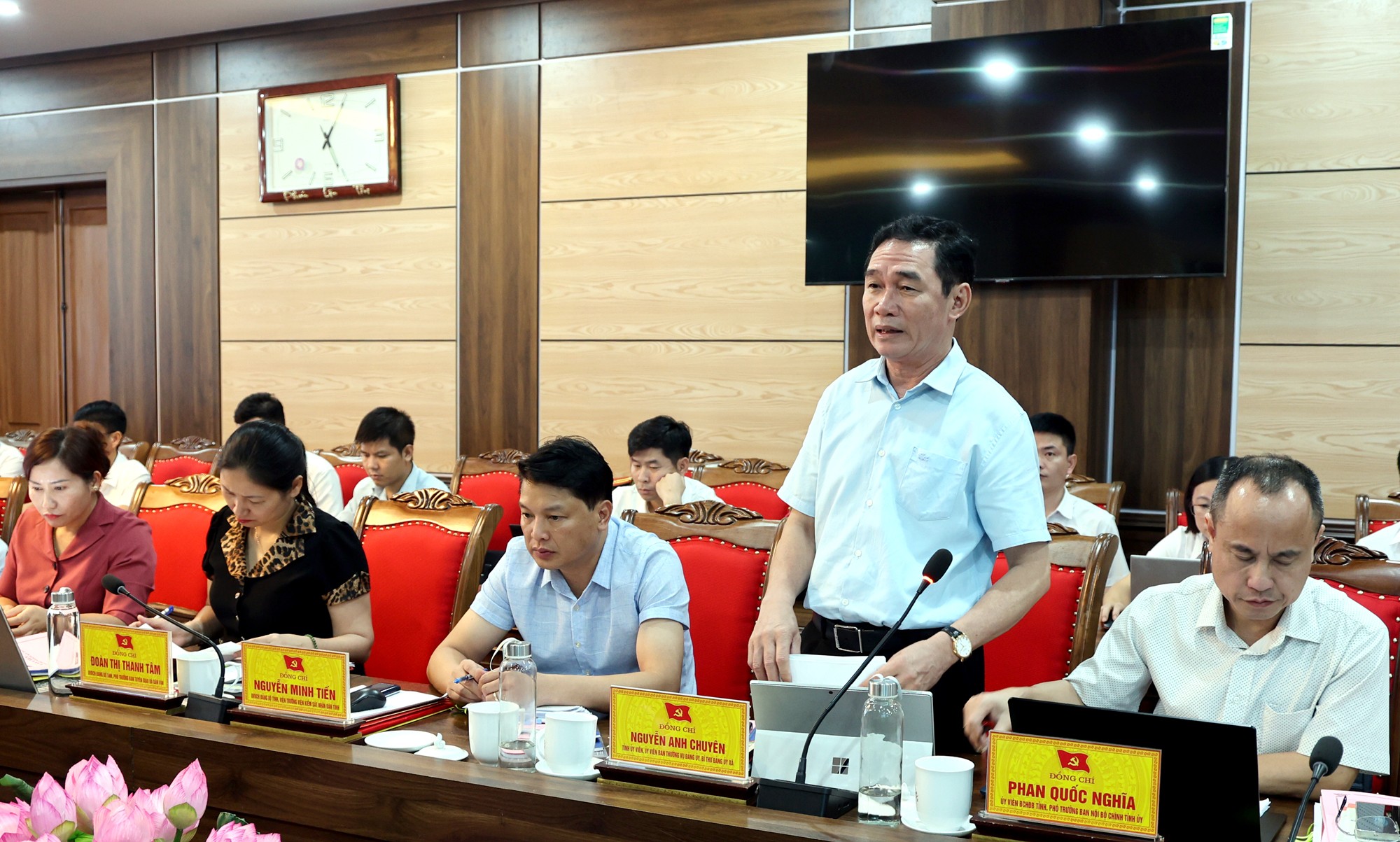 Các thành viên tổ công tác tham gia ý kiến. achuyen.jpg
