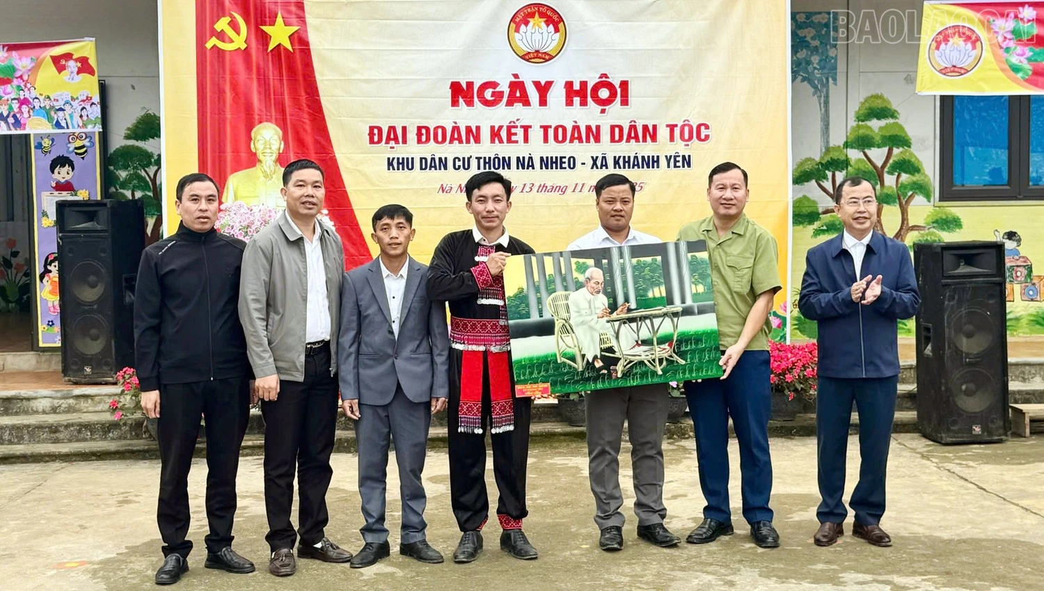 Lãnh đạo xã Khánh Yên tặng quà thôn Nà Nheo.