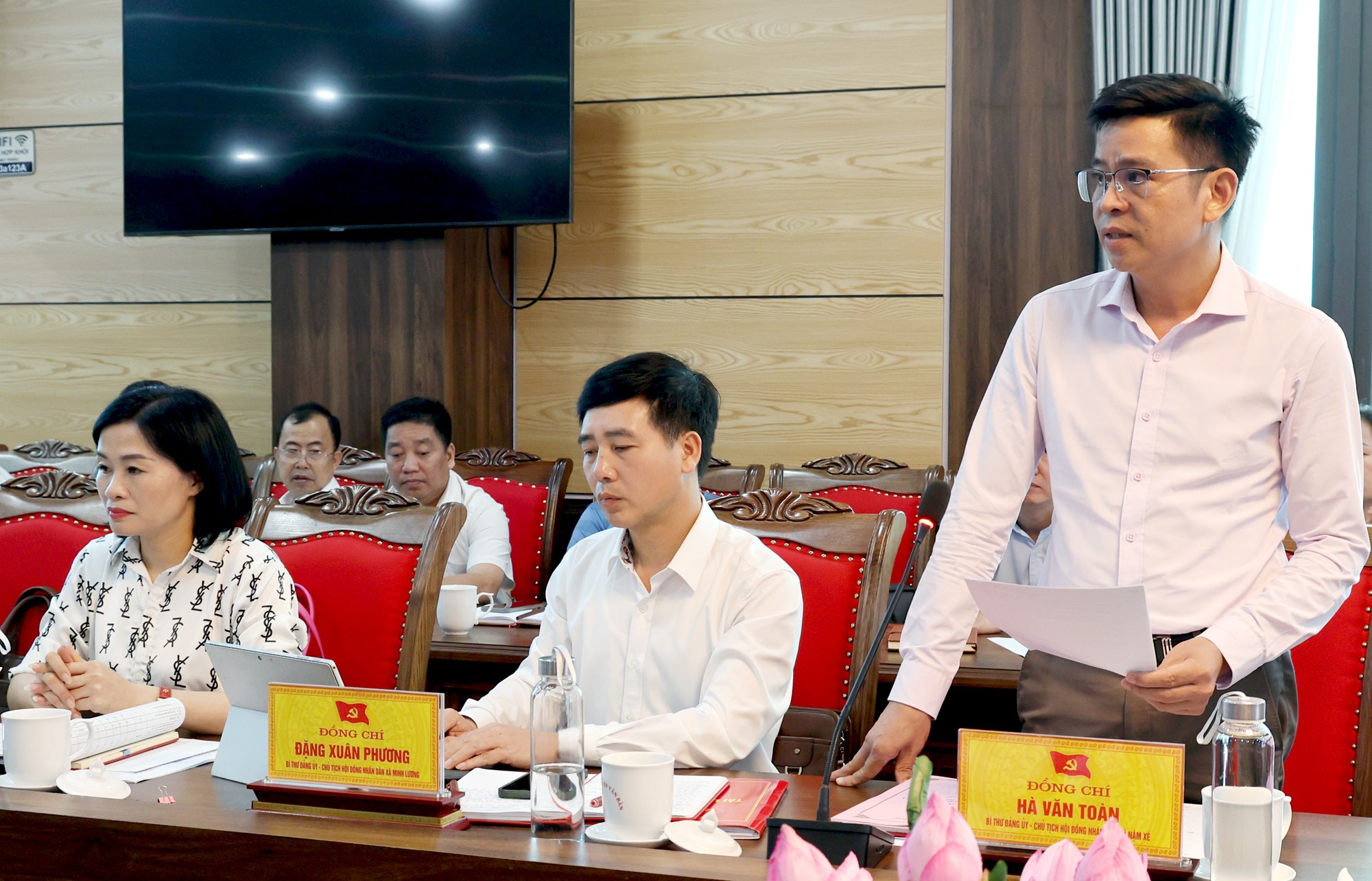 Đồng chí Hà Văn Toàn, Bí thư Đảng ủy xã Nậm Xé trình bày báo cáo. hvtoan.jpg