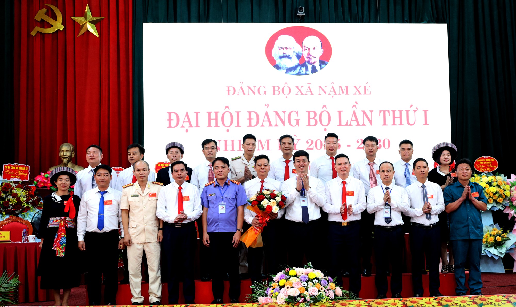 Các đồng chí lãnh đạo chúc mừng Ban Chấp hành Đảng bộ xã Nậm Xé nhiệm kỳ 2025 - 2030. nx10.jpg