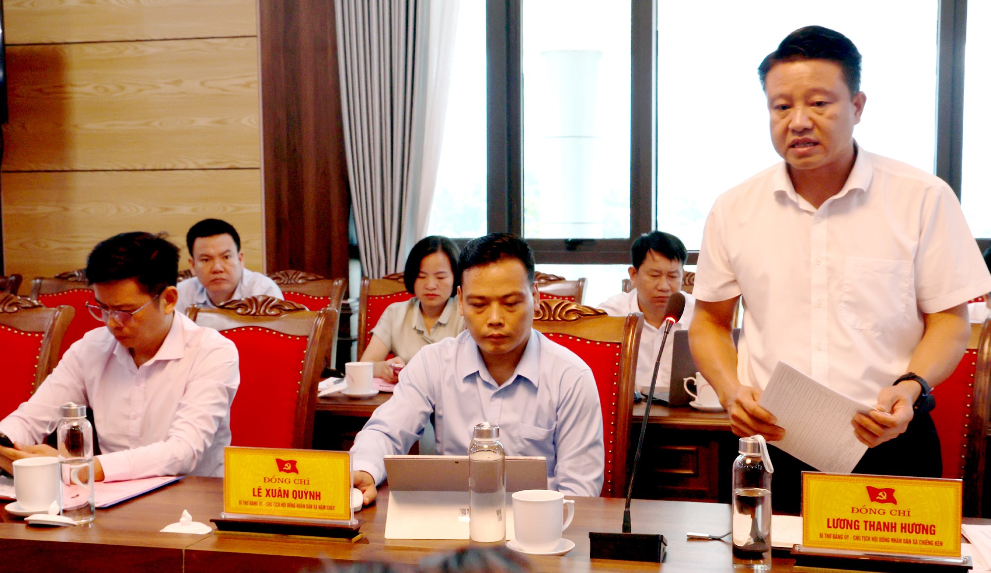 Đồng chí Lương Thanh Hương, Bí thư Đảng ủy xã Chiềng Ken báo cáo tại buổi làm việc. lthuong.jpg