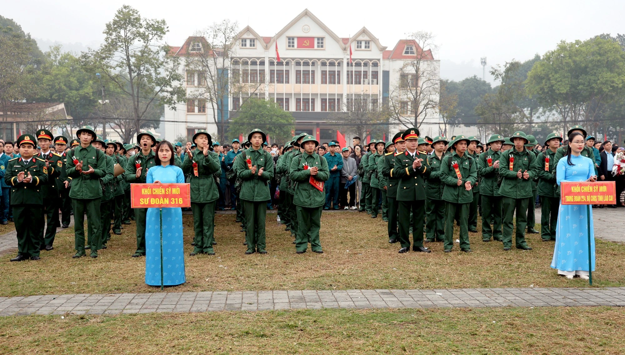 Tân binh tại Lễ giao nhận quân.