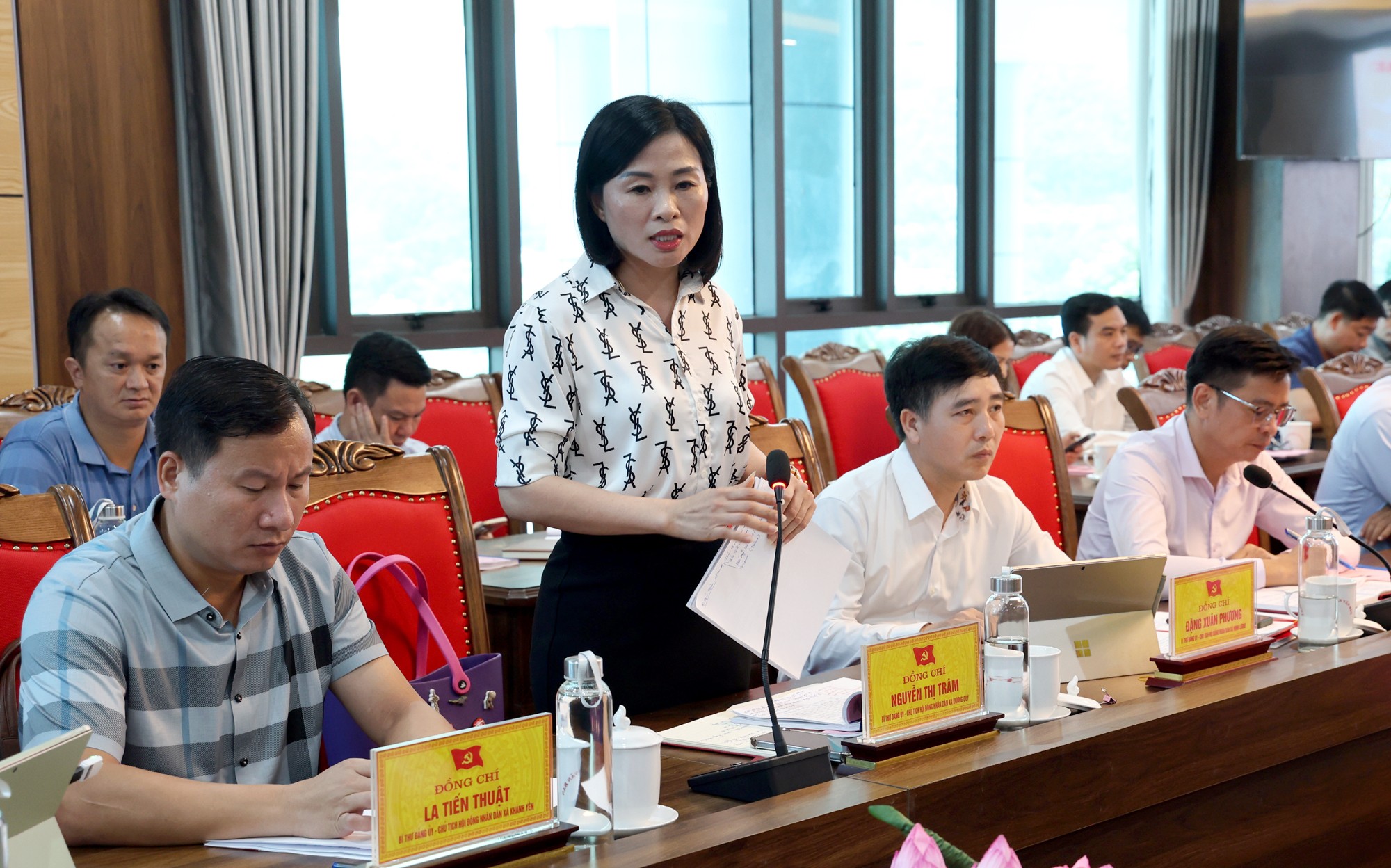 Đồng chí Nguyễn Thị Trâm, Bí thư Đảng ủy xã Dương Quỳ báo cáo tại buổi làm việc. nttram.jpg