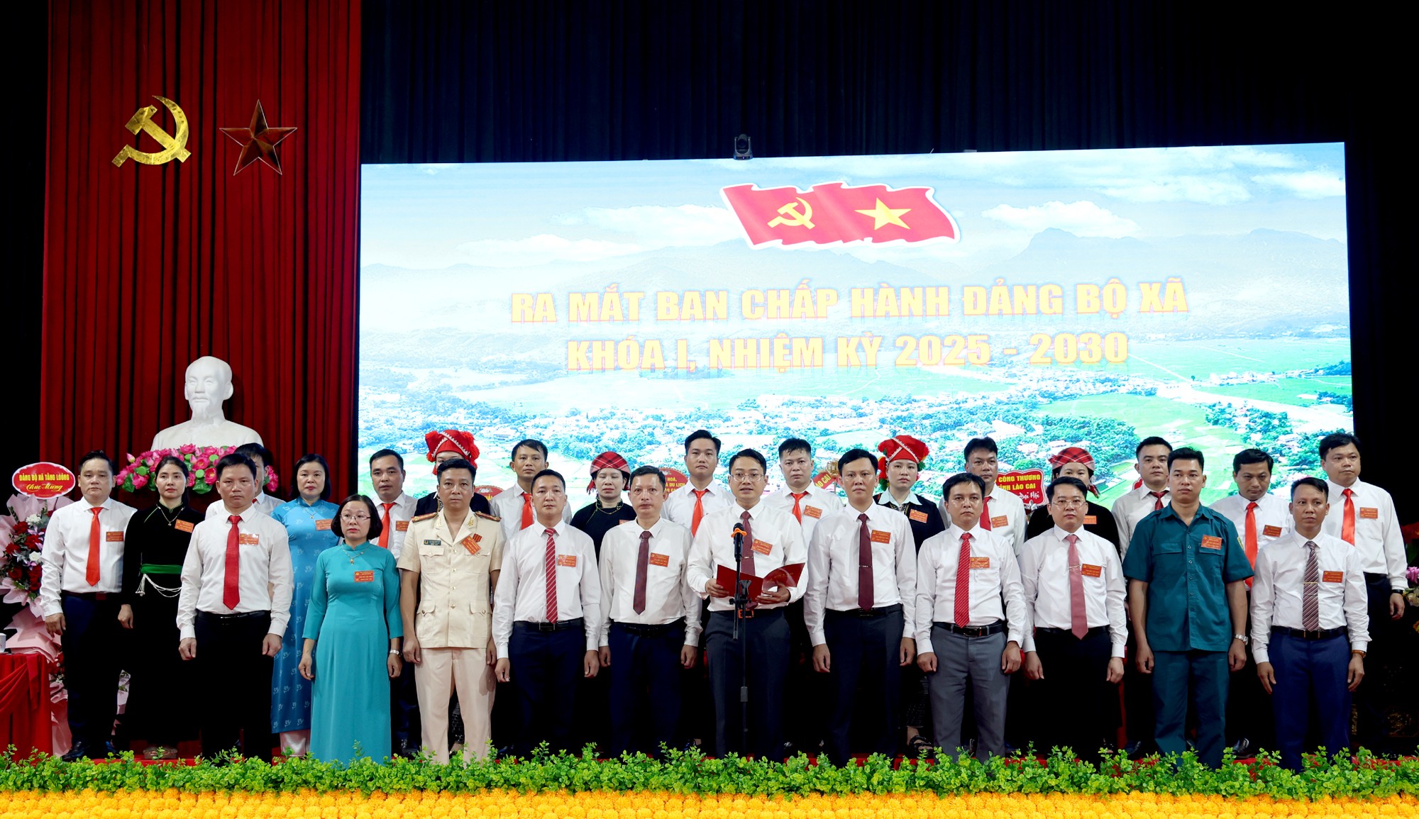 Ban Chấp hành Đảng bộ xã Võ Lao nhiệm kỳ 2025 - 2030 ra mắt Đại hội. 1l8a8768c.jpg