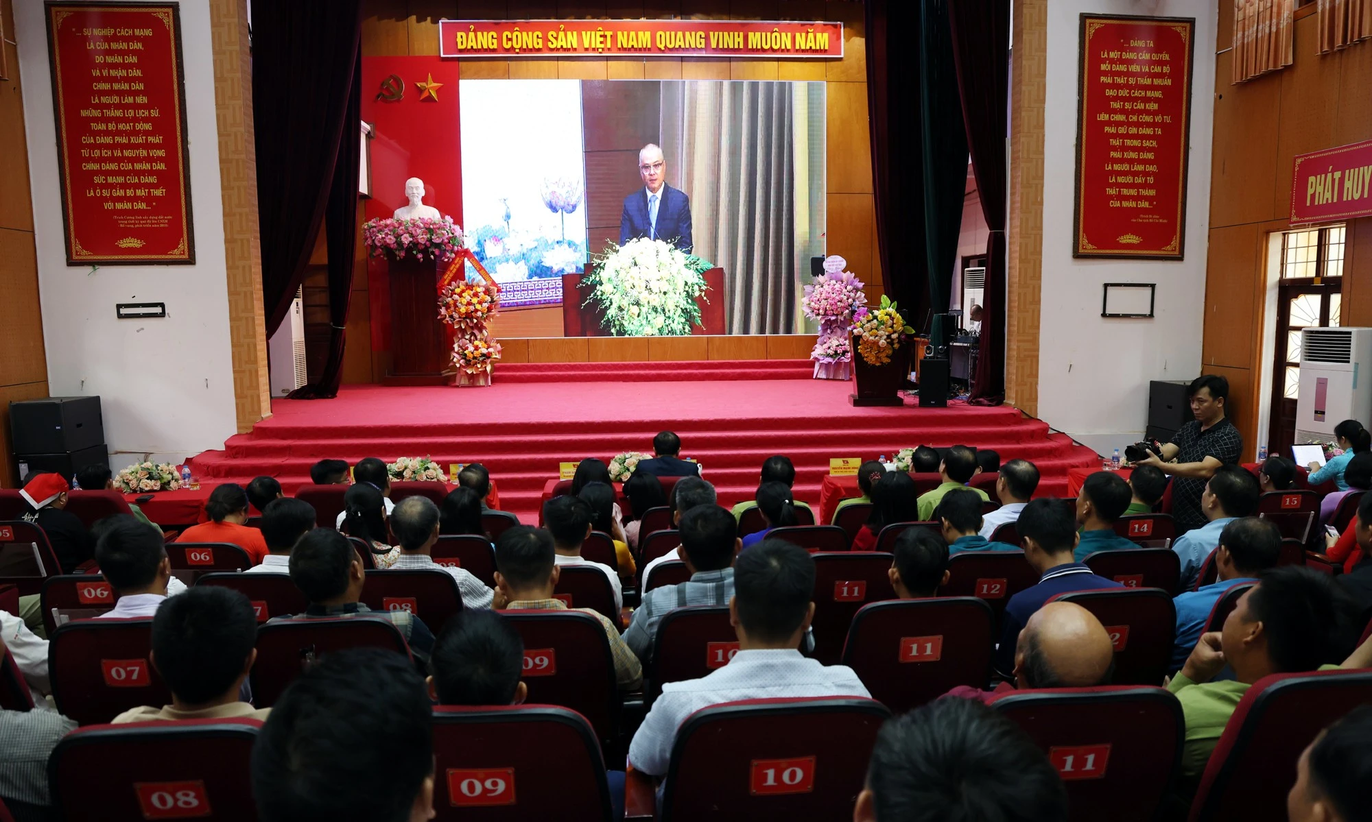 Quang cảnh lễ công bố tại điểm cầu xã Bát Xát.