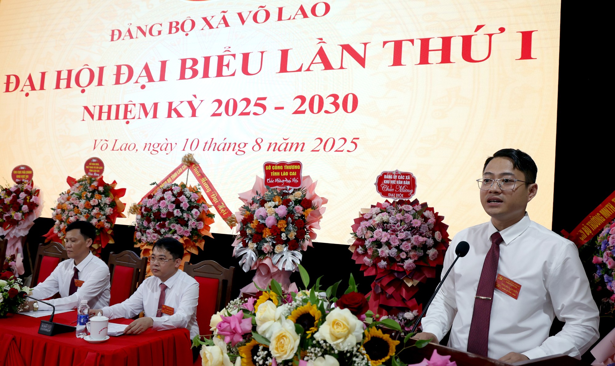 Đồng chí Ngô Hoài Linh, Bí thư Đảng ủy xã Võ Lao trình bày Báo cáo Chính trị tại Đại hội. 1l8a8608c.jpg