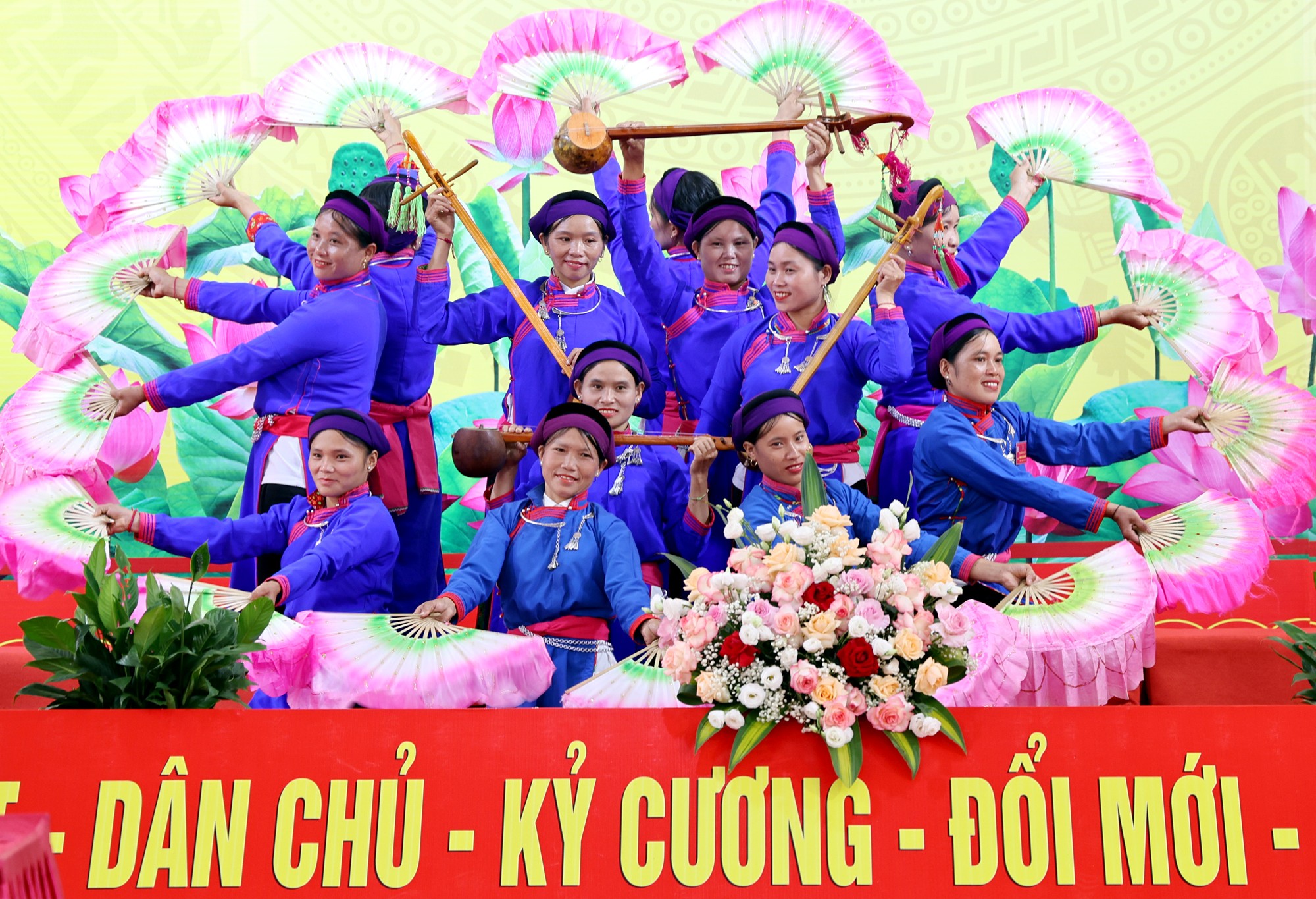 Biểu diễn văn nghệ chào mừng đại hội. bl2.jpg