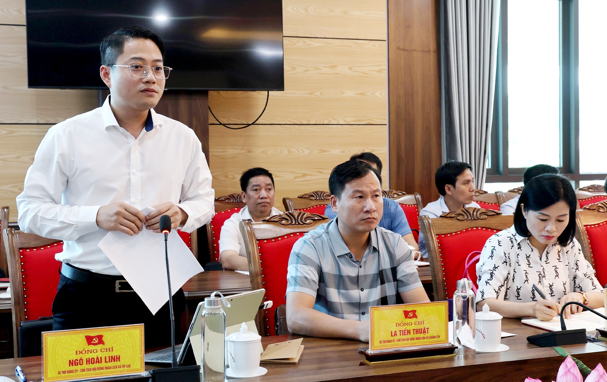 Đồng chí Ngô Hoài Linh, Bí thư Đảng ủy xã Võ Lao trình bày báo cáo tại buổi làm việc. nhlinh.jpg