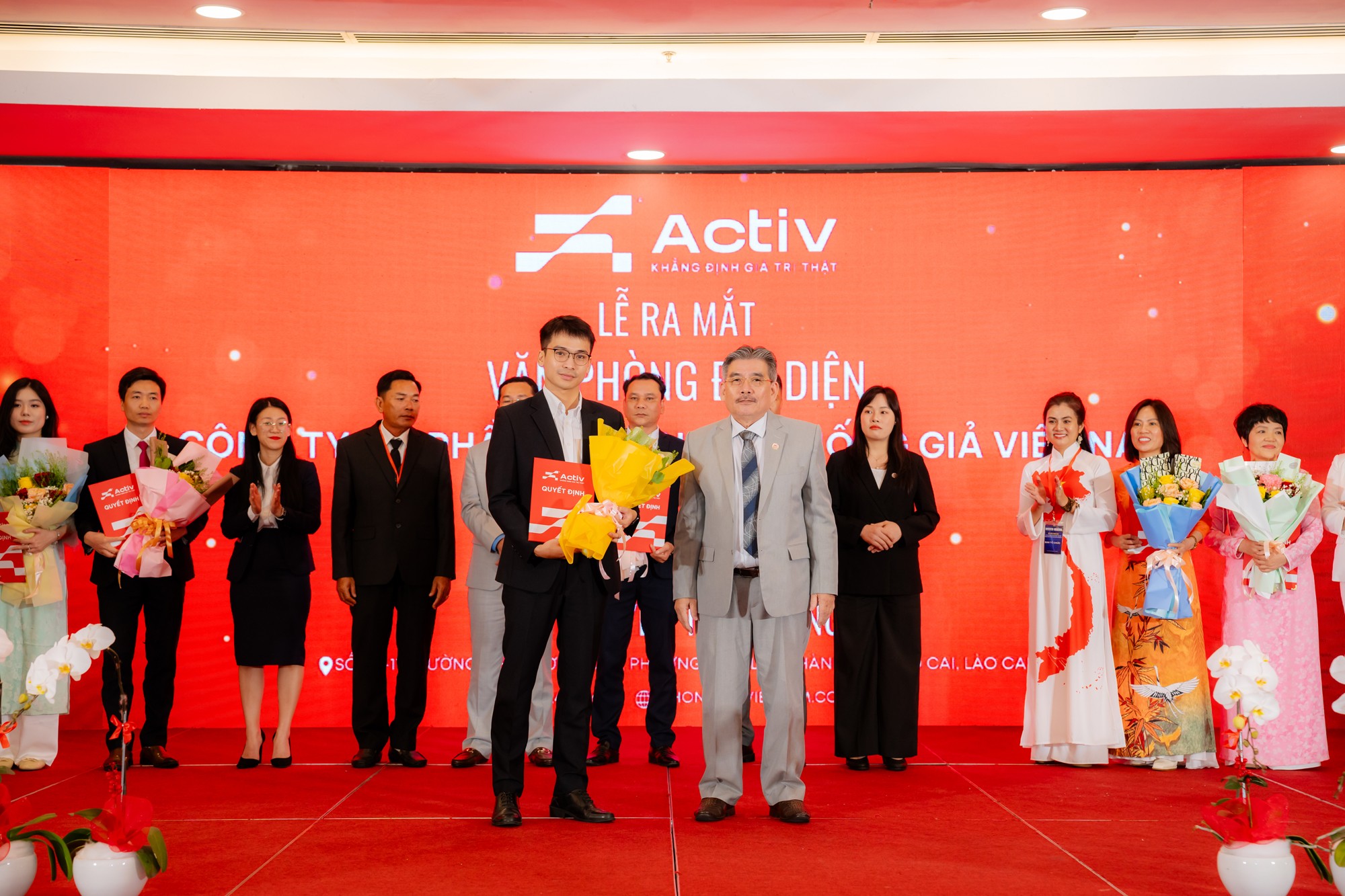 Đại diện Văn phòng ACTIV Lào cai nhận quyết định thành lập. Bà Nguyễn Thị Hương làm Trưởng Văn phòng đại diện tỉnh Lào Cai. 12111111.jpg