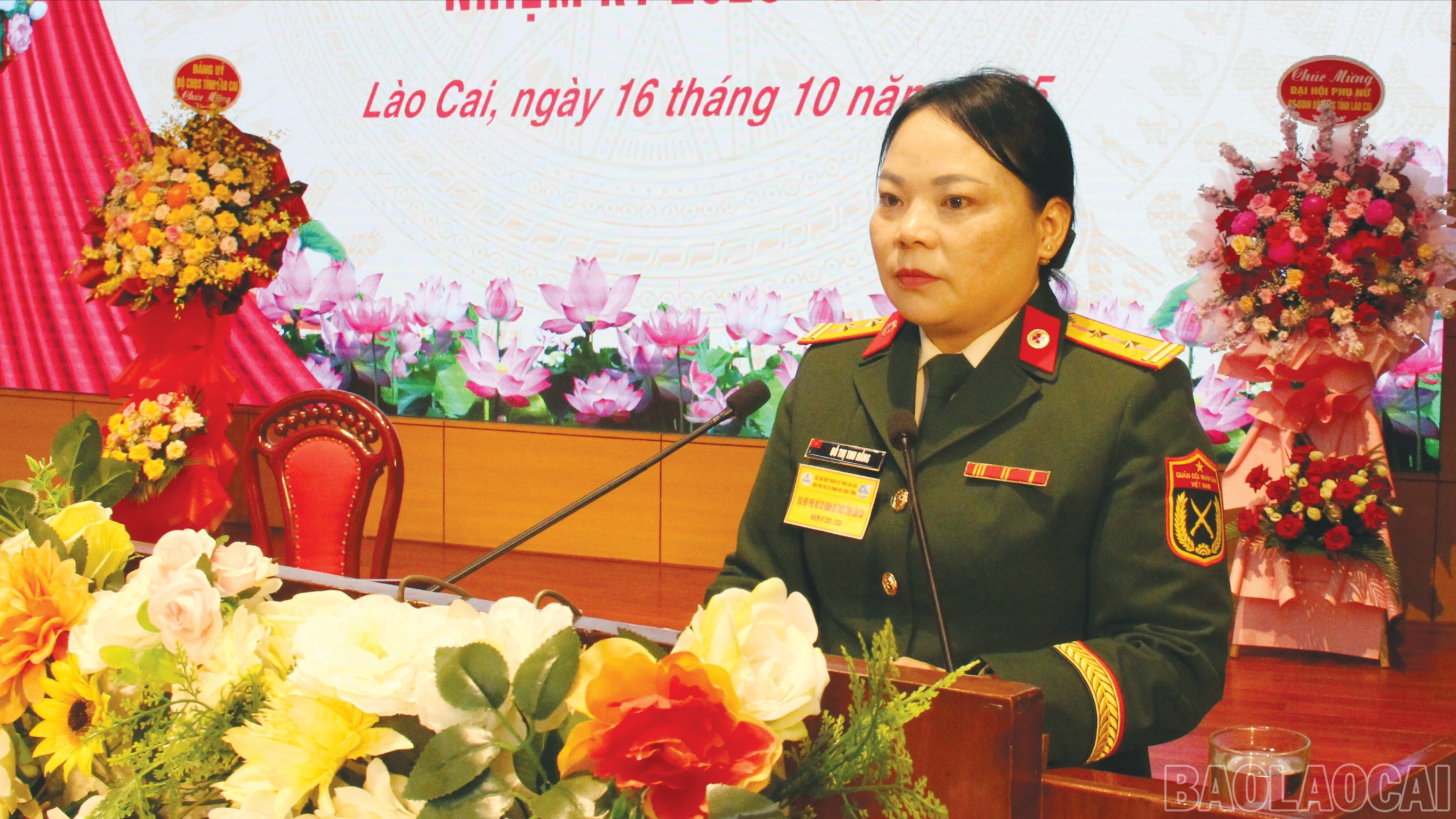 Trung tá Đỗ Thị Thu Hằng - Chủ tịch Hội Phụ nữ cơ quan Bộ Chỉ huy Quân sự tỉnh nhiệm kỳ 2020 - 2025 phát biểu khai mạc. baolaocai-br_18-6243.jpg
