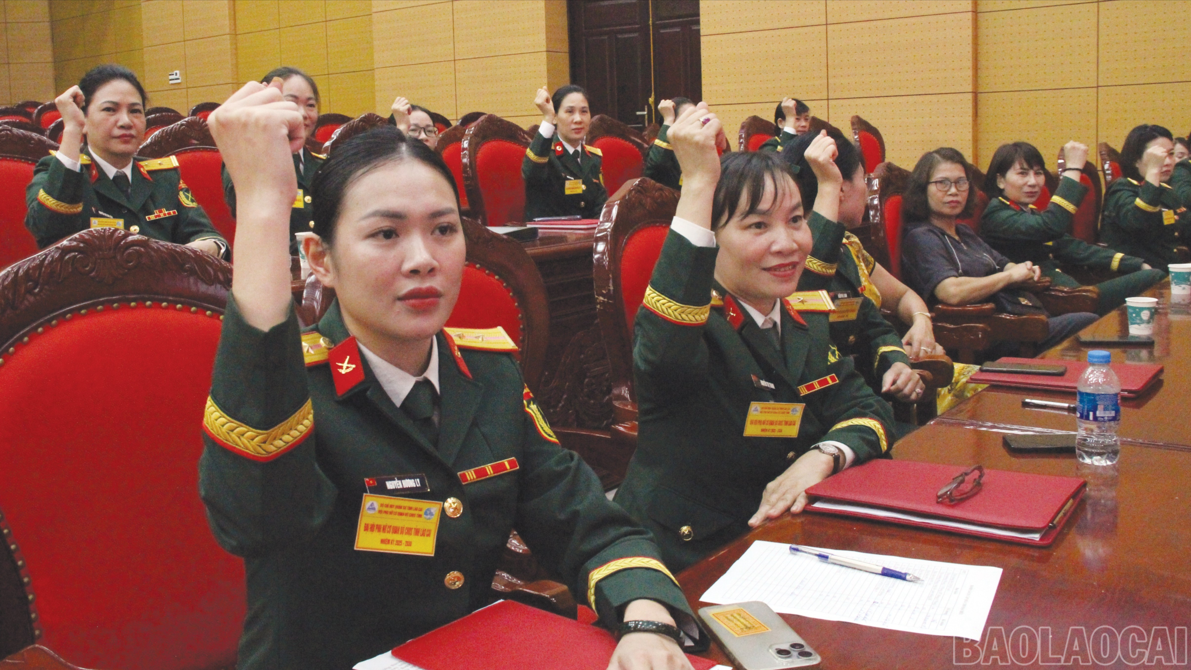 Các đại biểu biểu quyết thông qua nghị quyết đại hội. baolaocai-br_21-2046.jpg