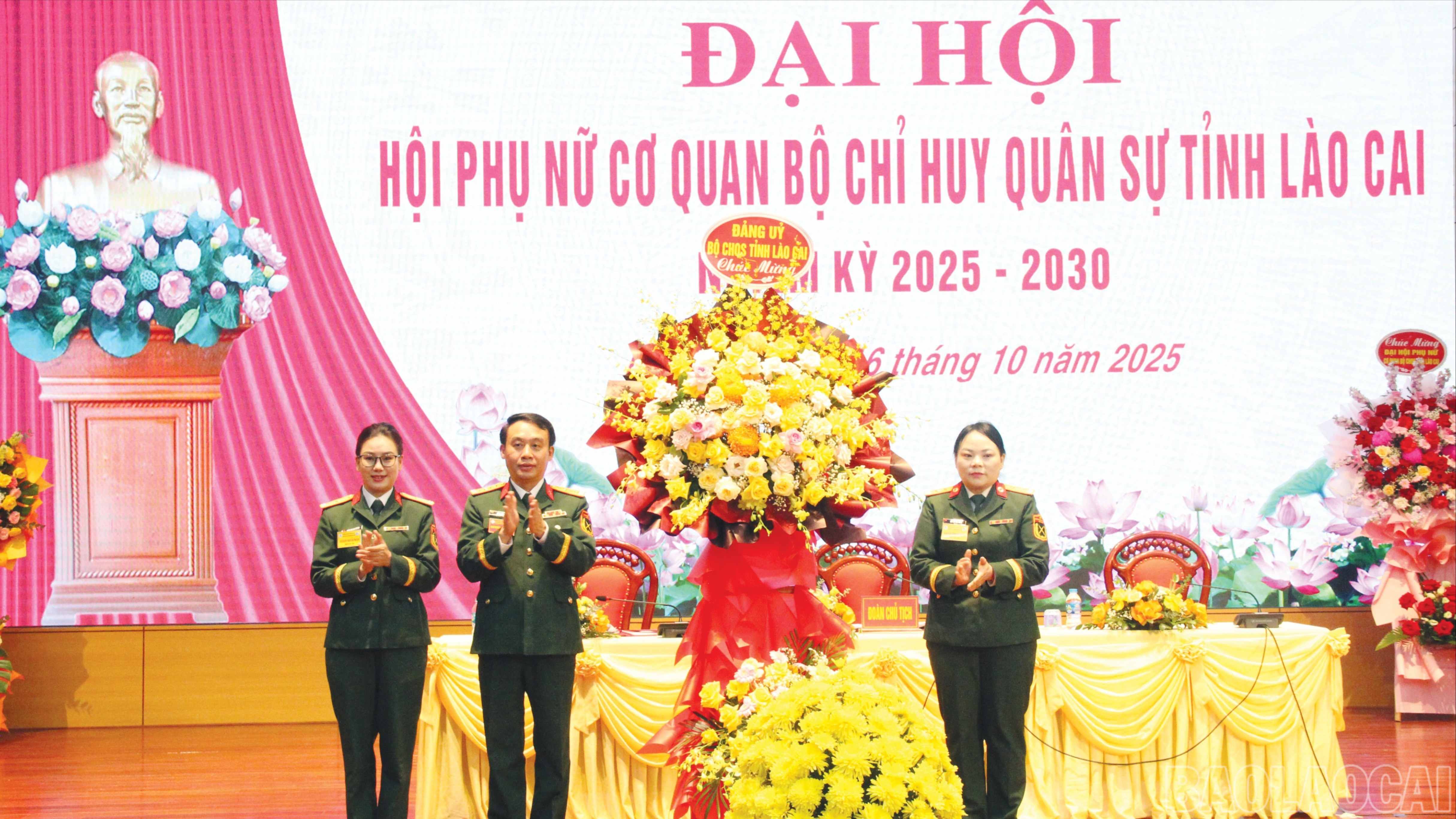 Đại tá Đặng Hồng Hải - Phó Chính ủy Bộ Chỉ huy Quân sự tỉnh tặng hoa chúc mừng đại hội. baolaocai-br_13-9899.jpg