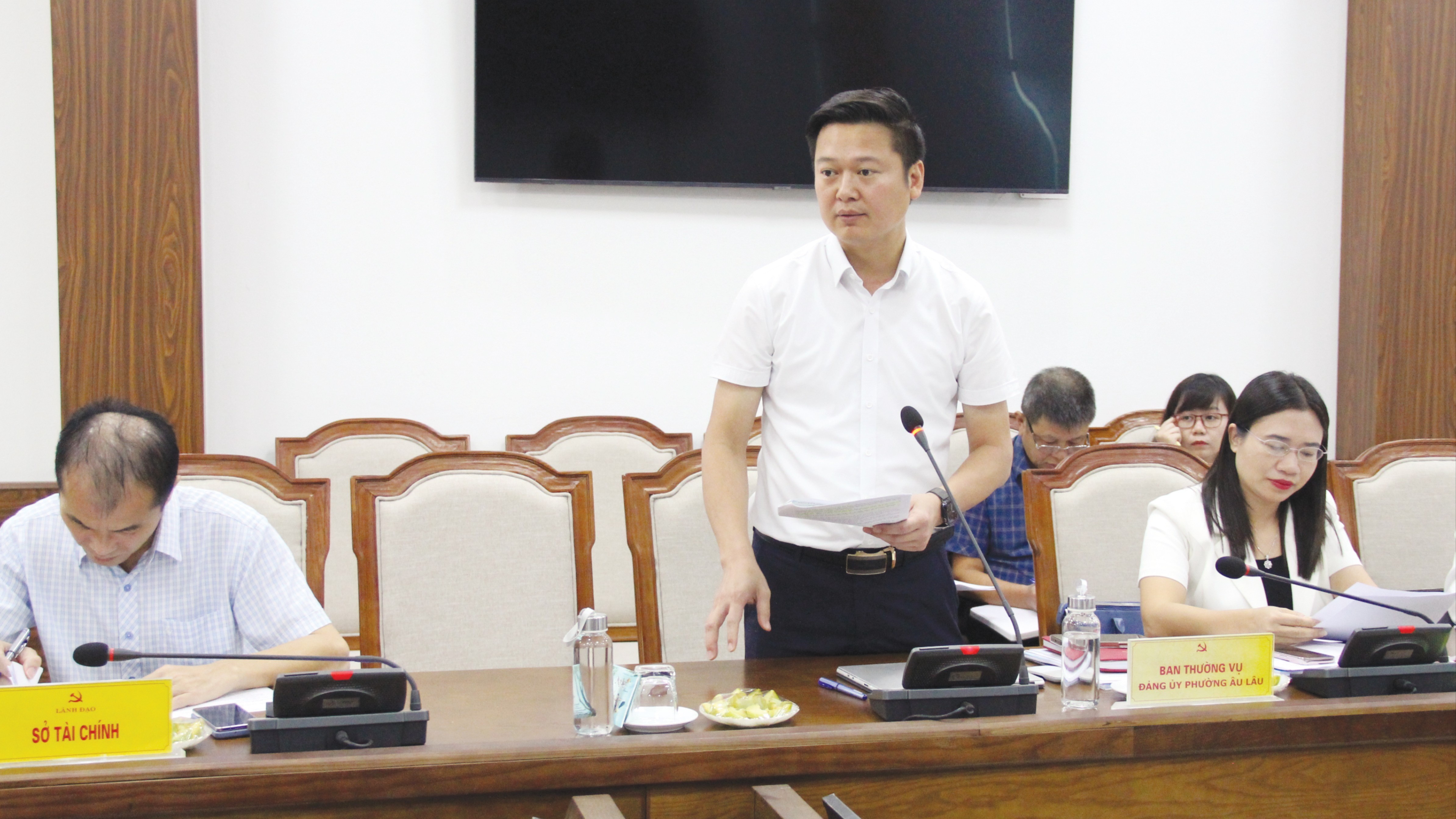 Đồng chí Trần Việt Quý, Bí thư Đảng ủy phường Âu Lâu báo cáo tại cuộc họp. 11-4178.jpg