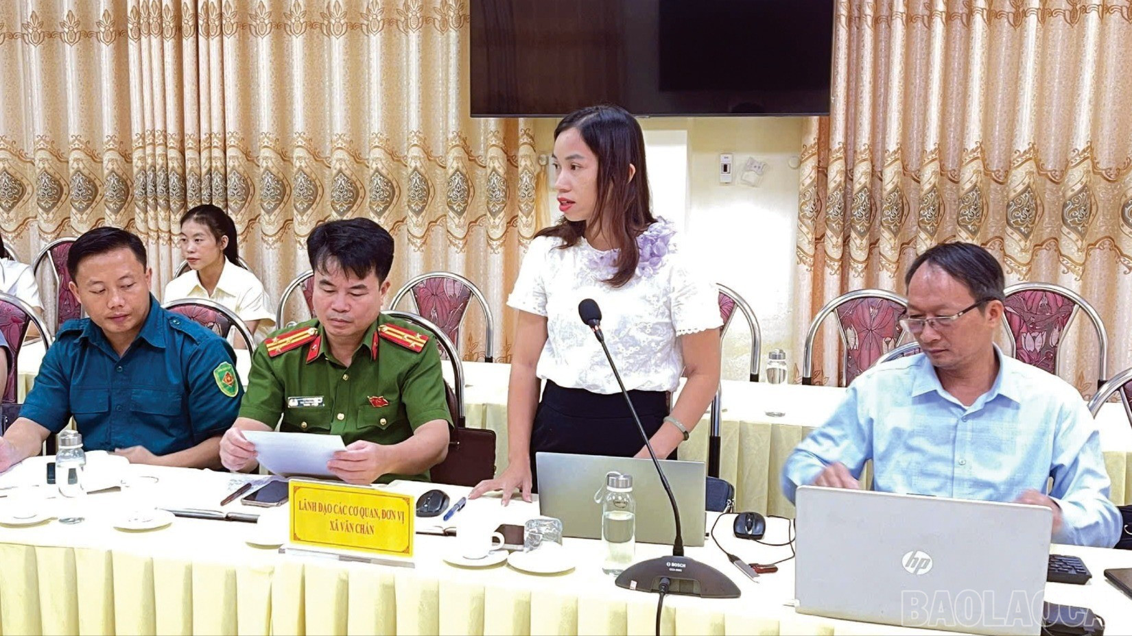 Lãnh đạo các cơ quan, đơn vị xã Văn Chấn phát biểu ý kiến. baolaocai-br_7-8525.jpg