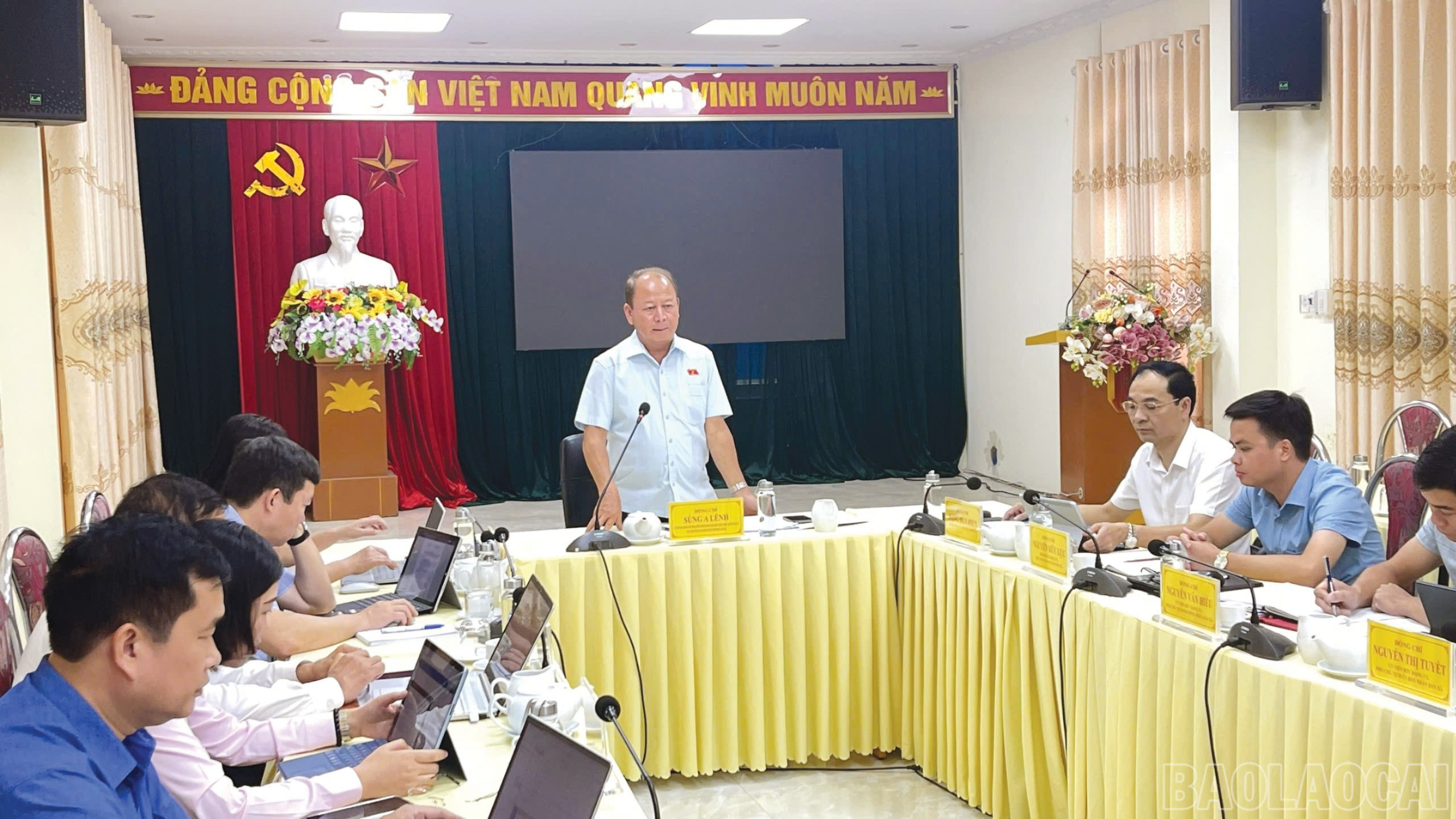 Đồng chí Sùng A Lềnh - Phó Trưởng đoàn đại biểu Quốc hội chuyên trách phụ trách Đoàn đại biểu Quốc hội tỉnh phát biểu kết luận buổi làm việc. baolaocai-br_16-5728.jpg