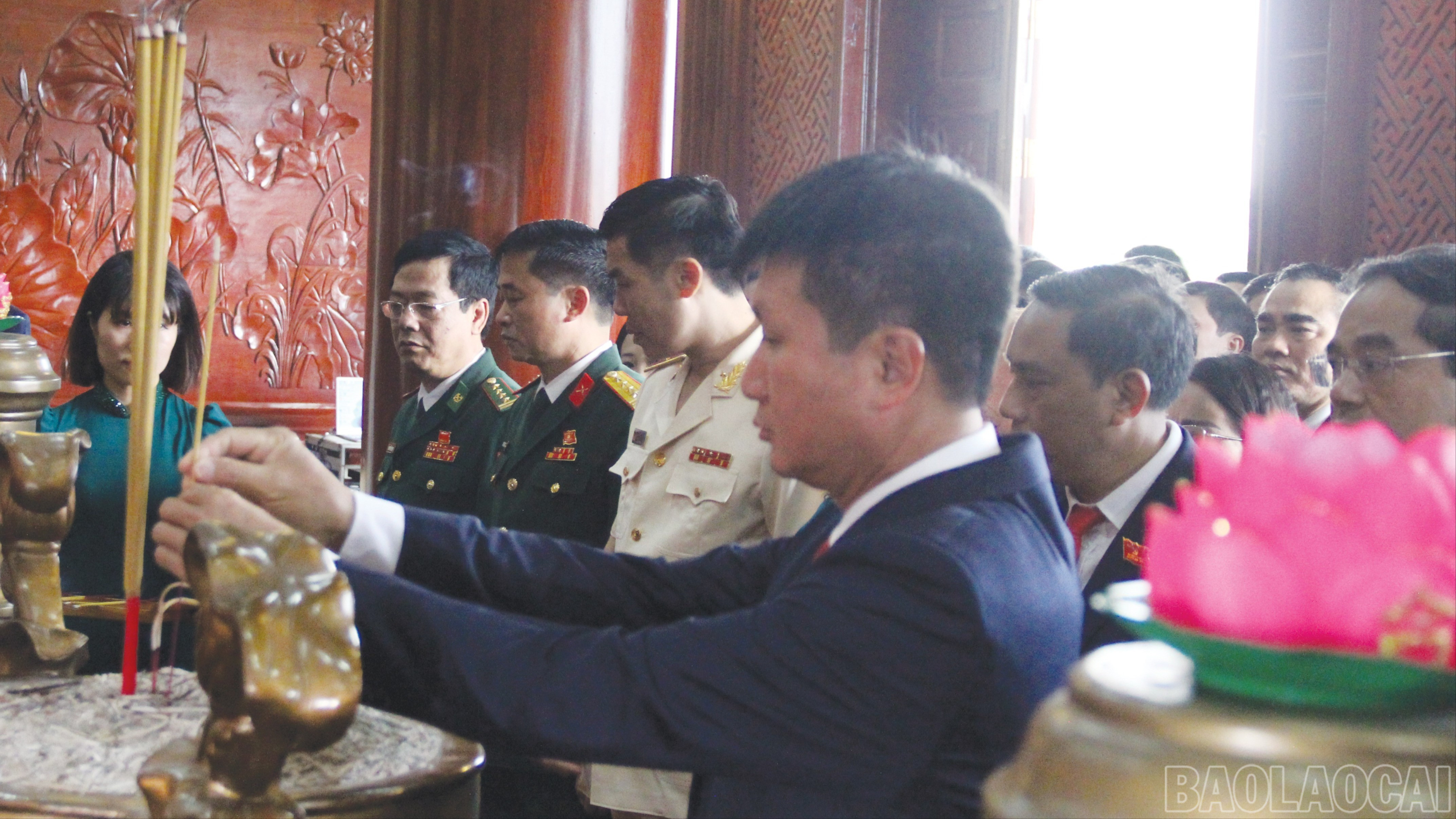 Đồng chí Trần Huy Tuấn - Chủ tịch UBND tỉnh dâng hương tại Khu tưởng niệm Chủ tịch Hồ Chí Minh. baolaocai-br_18-6749.jpg