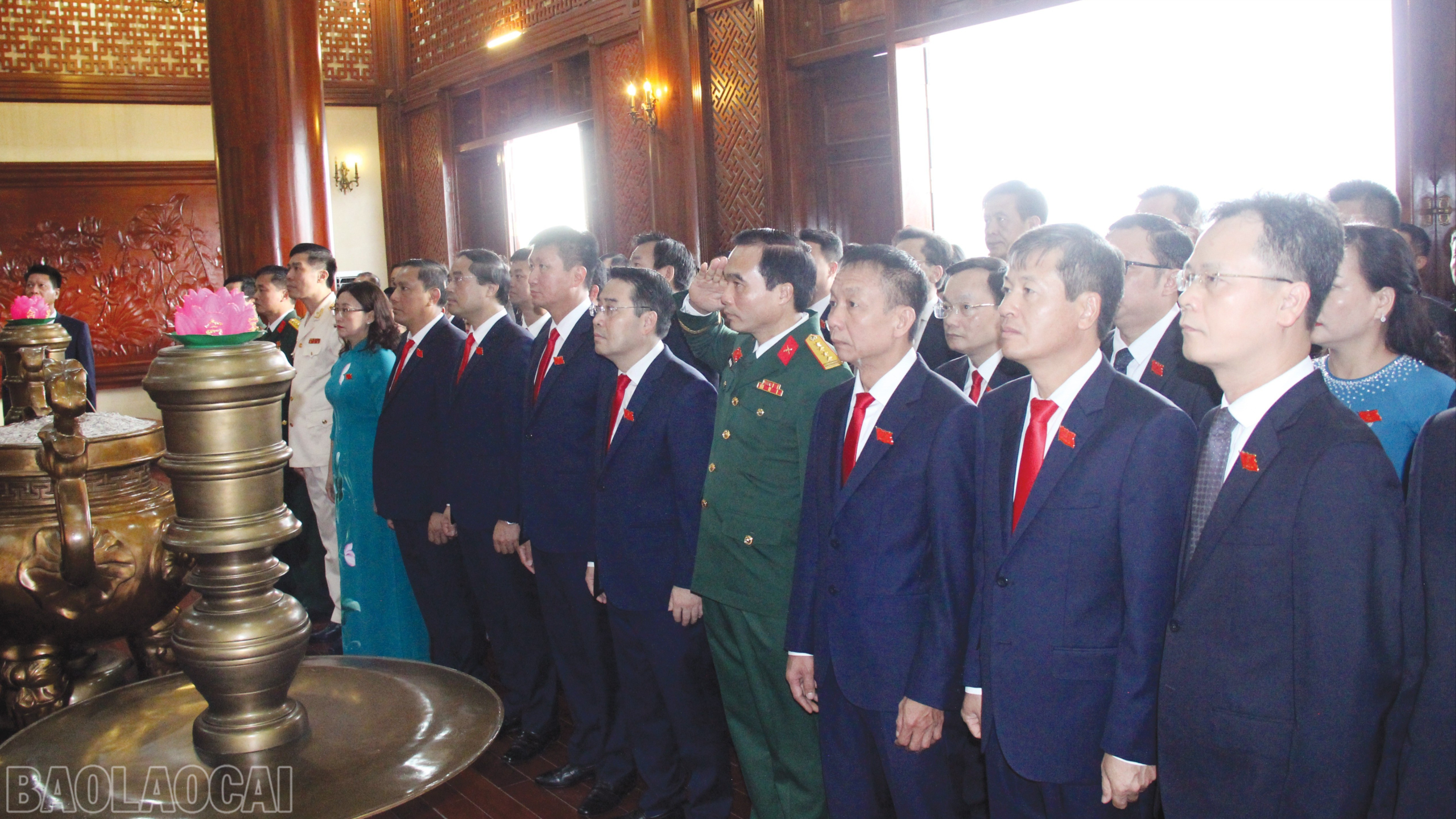 Đoàn đại biểu Đảng bộ tỉnh Lào Cai dâng hương tại Khu tưởng niệm Chủ tịch Hồ Chí Minh. baolaocai-bl_23-7114.jpg