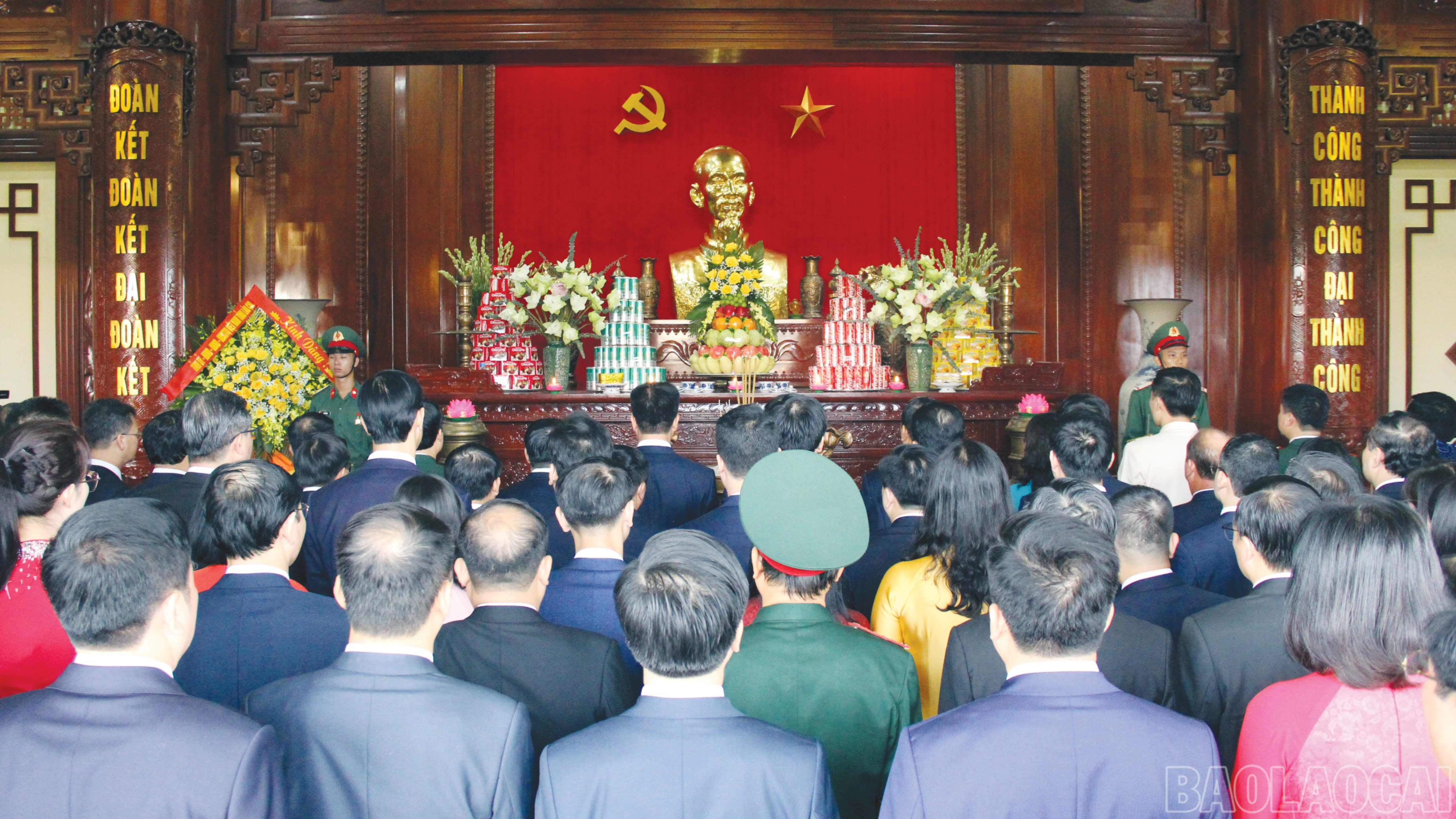 Các đại biểu dâng hương tại Khu tưởng niệm Chủ tịch Hồ Chí Minh. baolaocai-br_17-8169.jpg