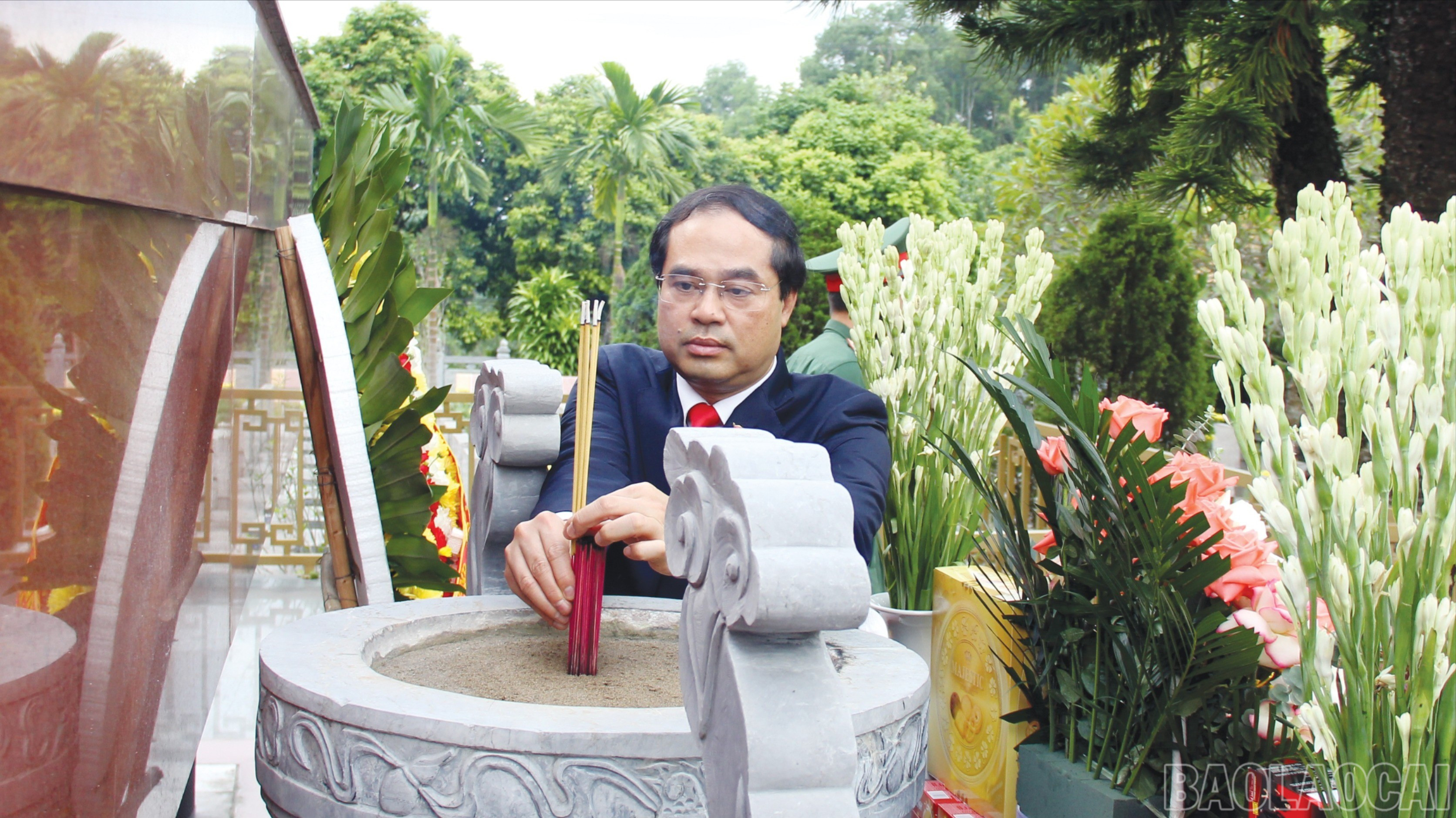 Đồng chí Trịnh Xuân Trường - Bí thư Tỉnh ủy dâng hương tại Nghĩa trang liệt sĩ tỉnh Lào Cai baolaocai-br_13-6438.jpg