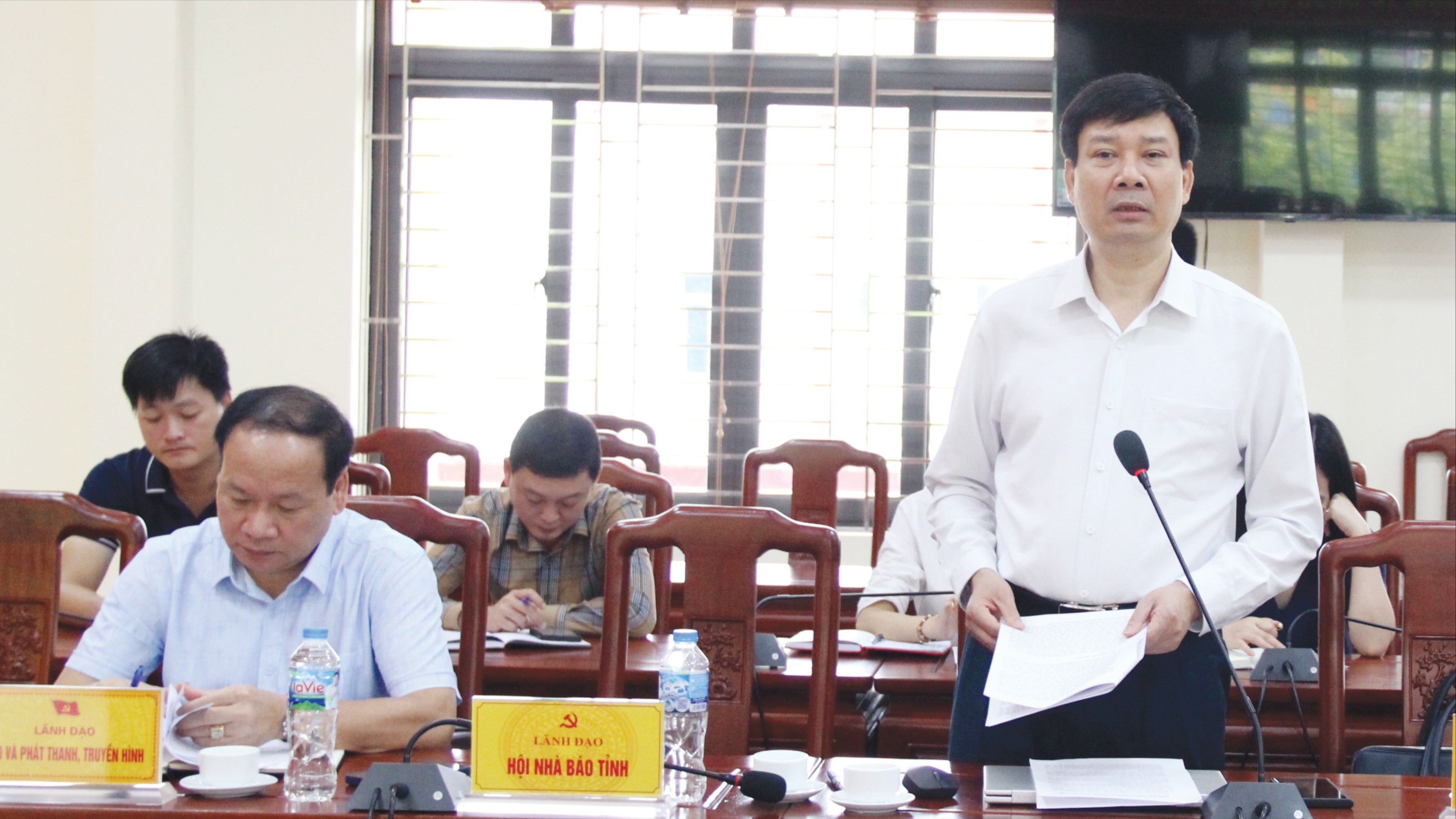 Lãnh đạo Phòng Tuyên truyền, Báo chí - Xuất bản, Ban Tuyên giáo và Dân vận Tỉnh ủy trình bày báo cáo. 4-595.jpg