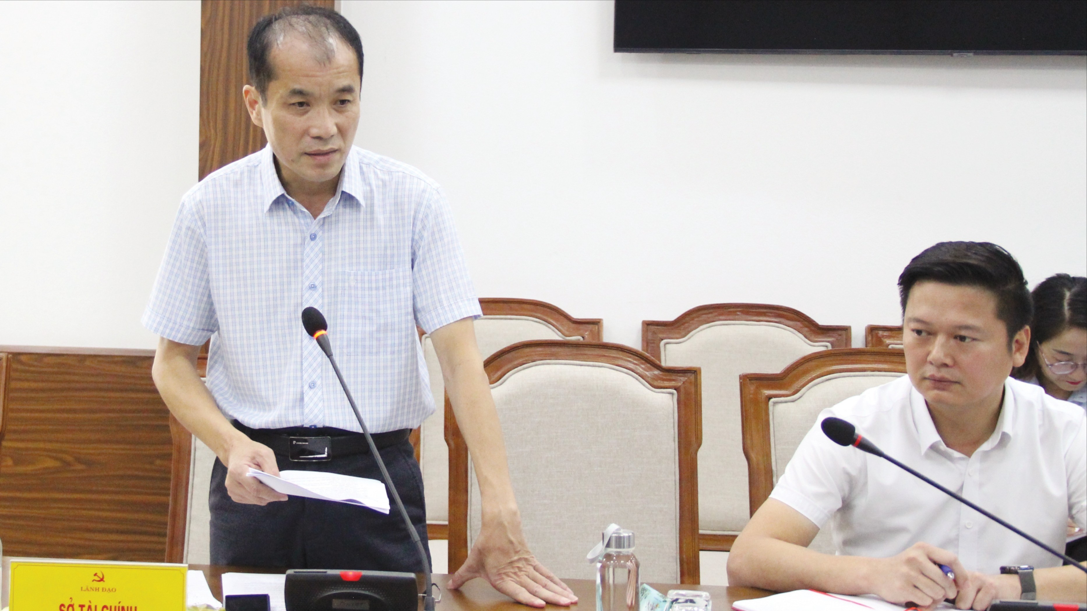 Lãnh đạo Sở Tài chính tham gia ý kiến tại cuộc họp. 10-4257.jpg