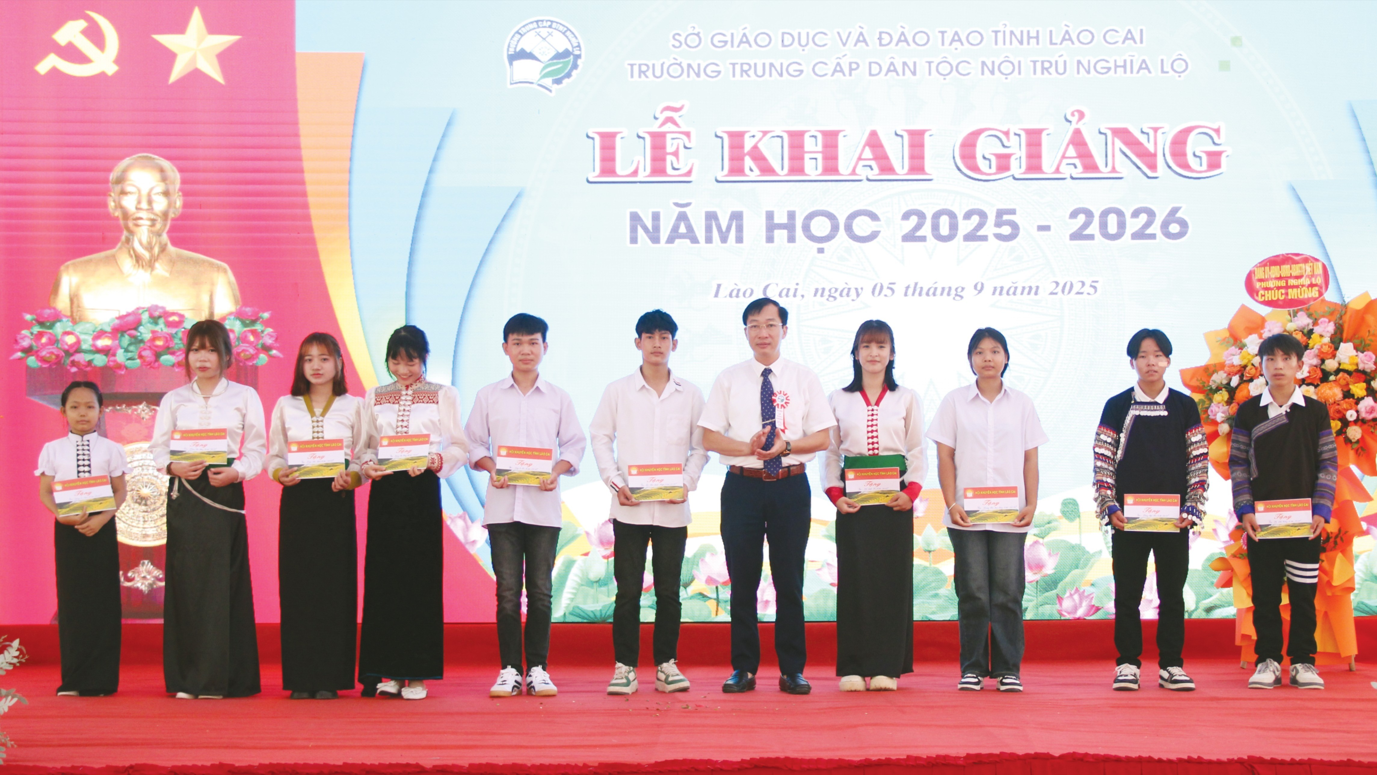 Lãnh đạo Sở Giáo dục và Đào tạo trao quà cho học sinh. 1-4389.jpg