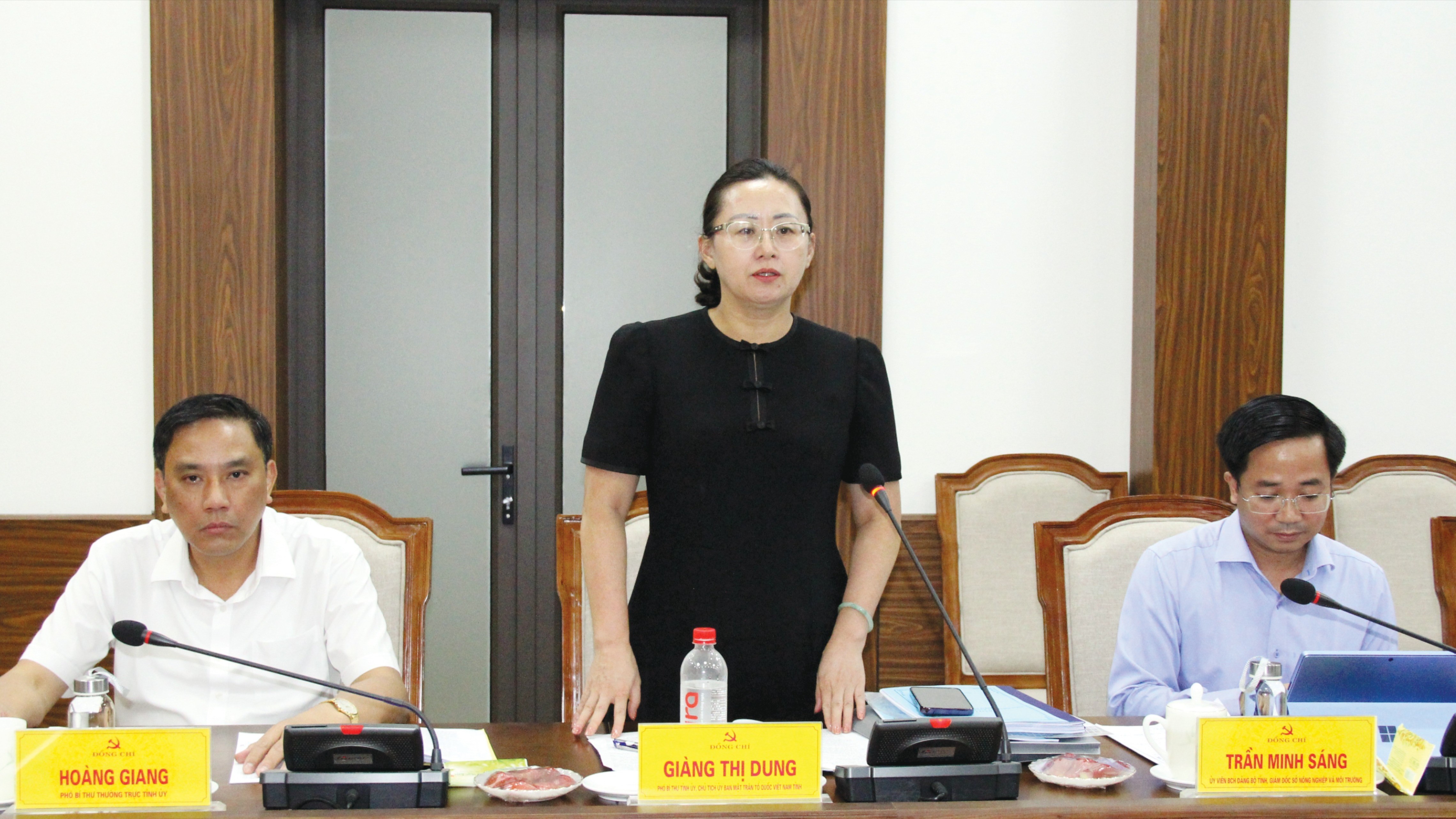 Đồng chí Giàng Thị Dung, Phó Bí thư Tỉnh ủy, Chủ tịch Ủy ban MTTQ Việt Nam tỉnh phát biểu tại cuộc họp. 9-8665.jpg
