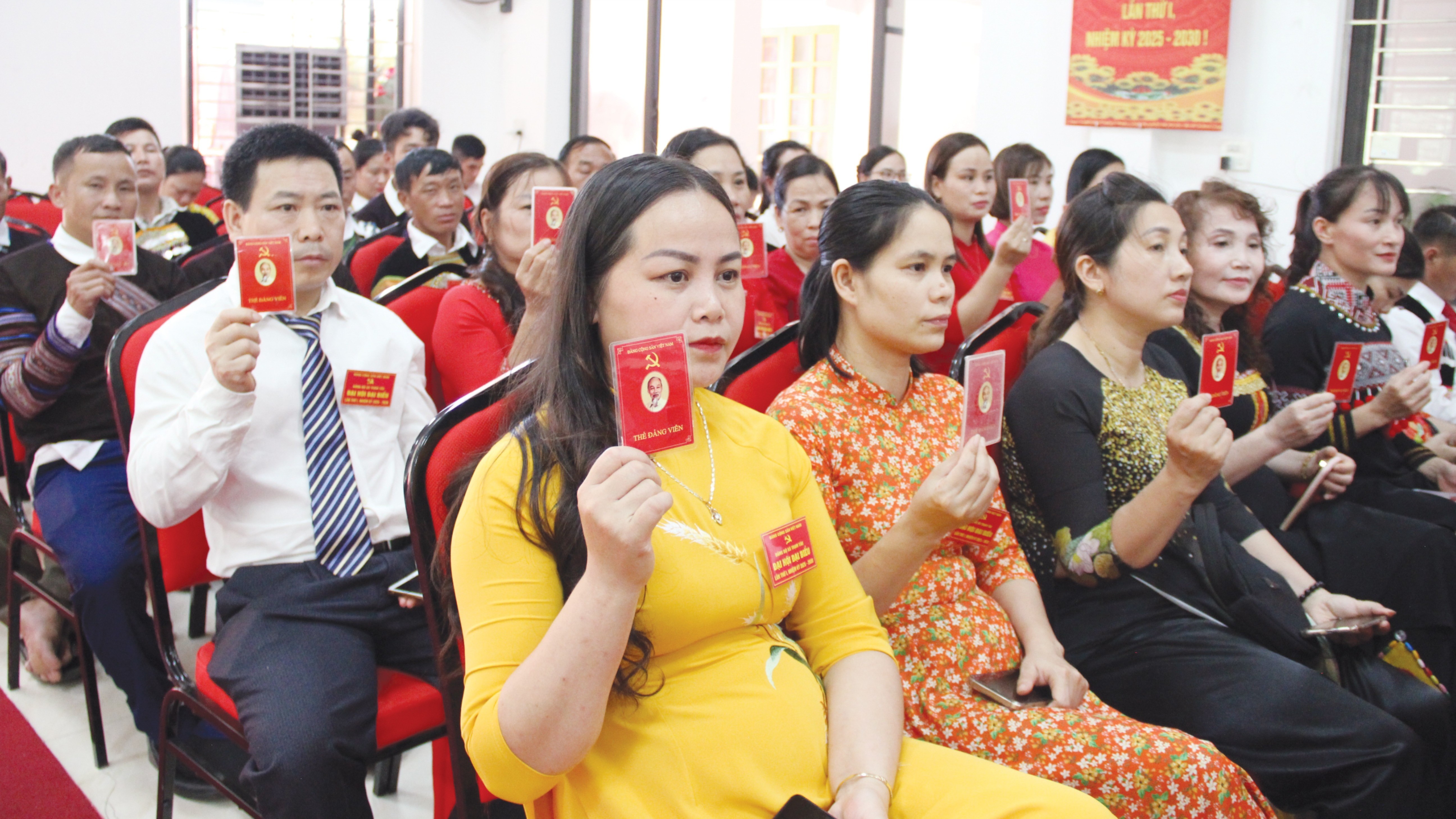 Các đại biểu biểu quyết thông qua nghị quyết Đại hội. 13-6333.jpg