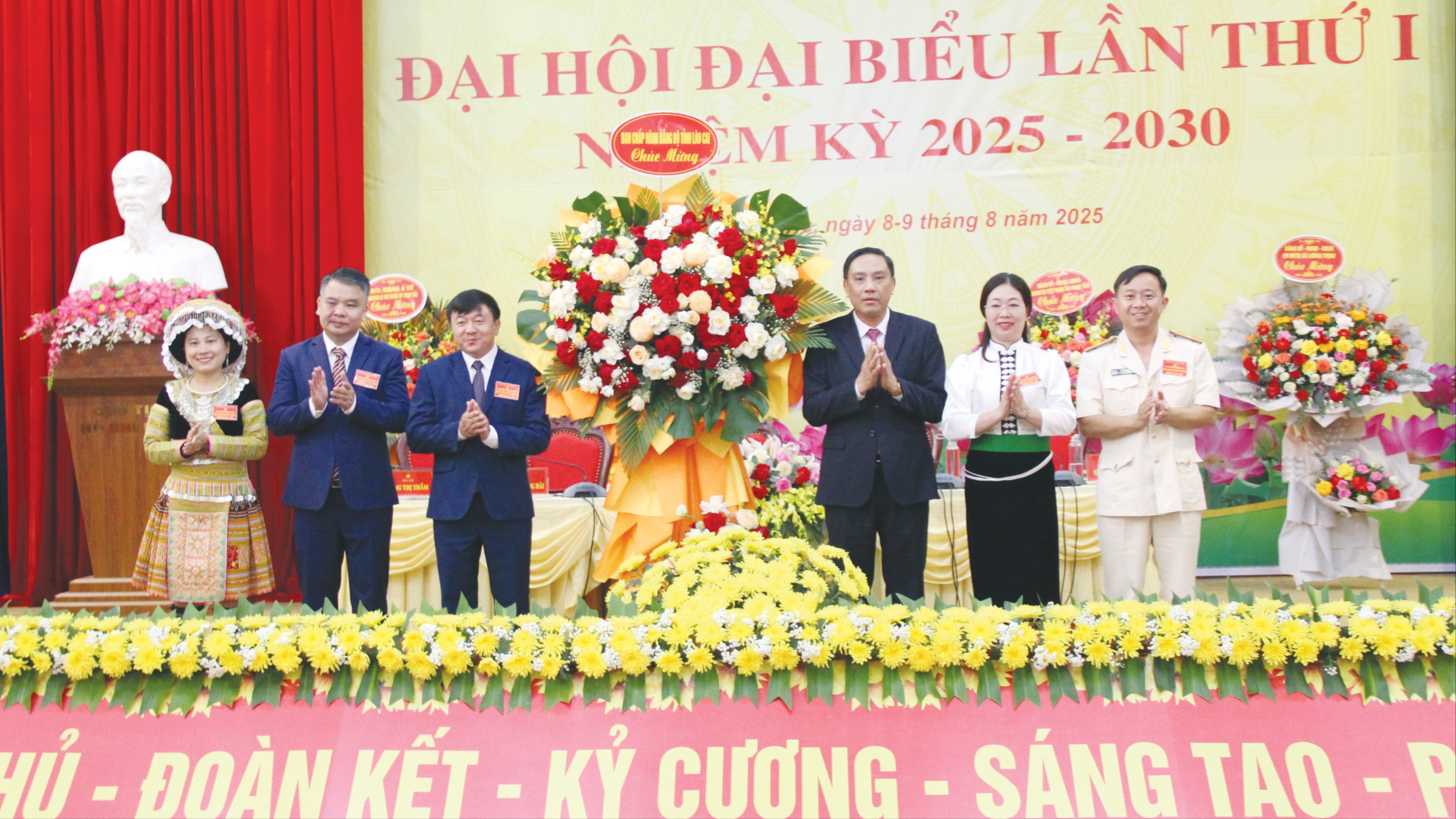 Đồng chí Phó Bí thư Thường trực Tỉnh ủy Hoàng Giang tặng hoa chúc mừng đại hội. 14-7334.jpg