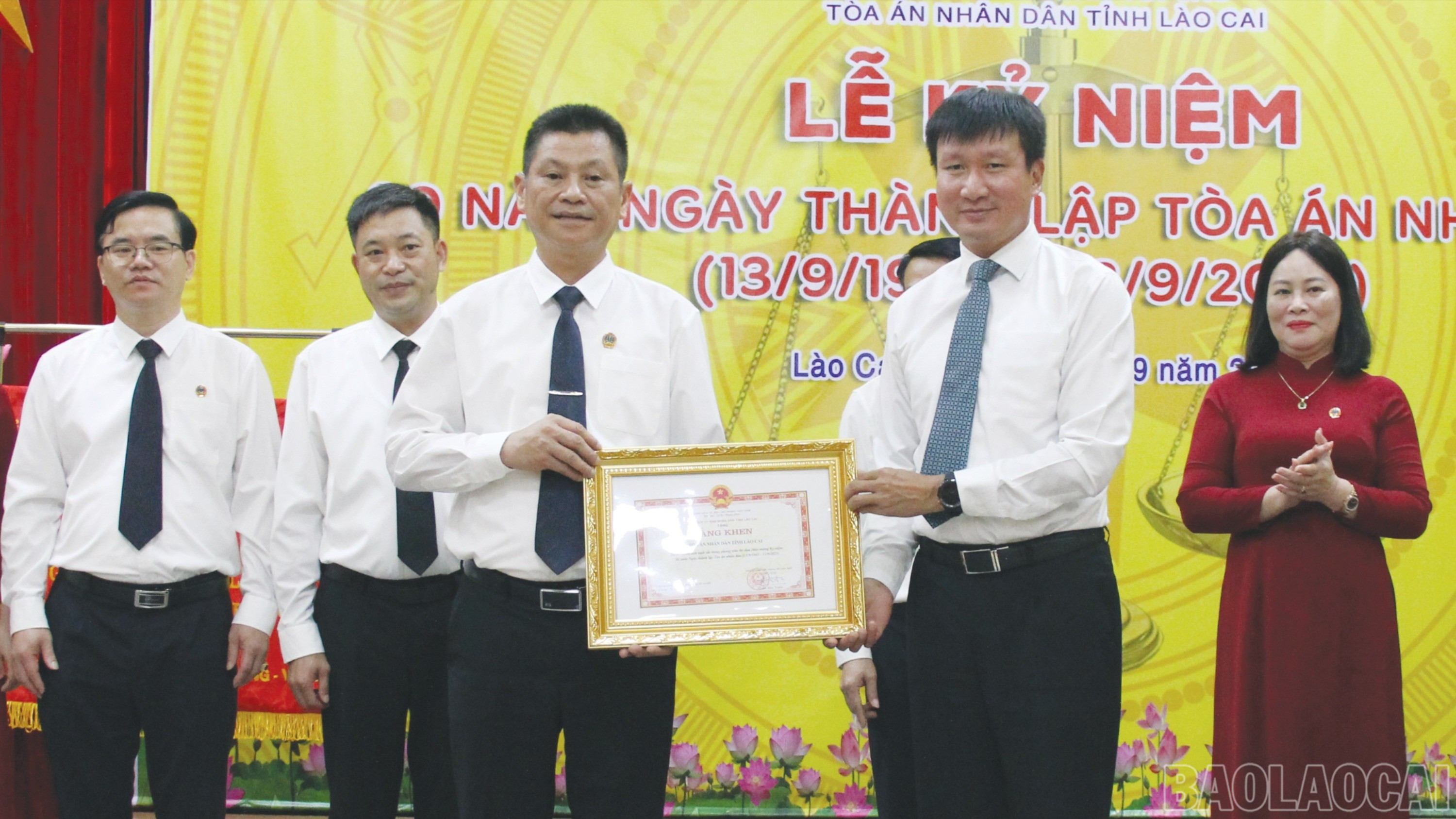 Đồng chí Trần Huy Tuấn, Chủ tịch UBND tỉnh tặng Bằng khen cho 9 cá nhân có thành tích xuất sắc trong phong trào thi đua chào mừng kỷ niệm 80 năm Ngày thành lập Tòa án nhân dân. baolaocai-br_6-356.jpg