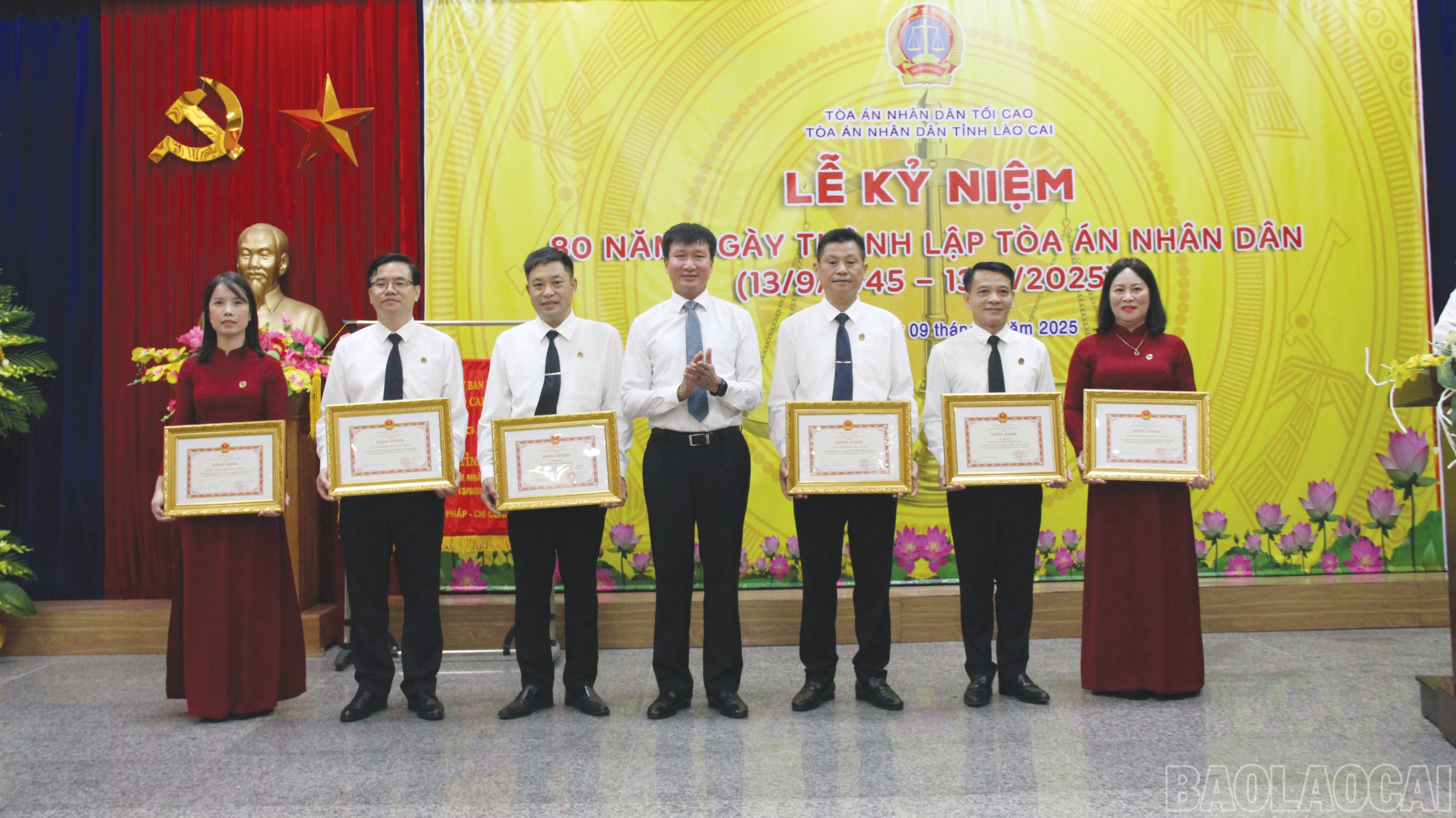 Đồng chí Trần Huy Tuấn - Chủ tịch UBND tỉnh tặng Bằng khen cho 6 tập thể có thành tích xuất sắc trong phong trào thi đua chào mừng kỷ niệm 80 năm Ngày thành lập Tòa án nhân dân. baolaocai-br_5-6093.jpg