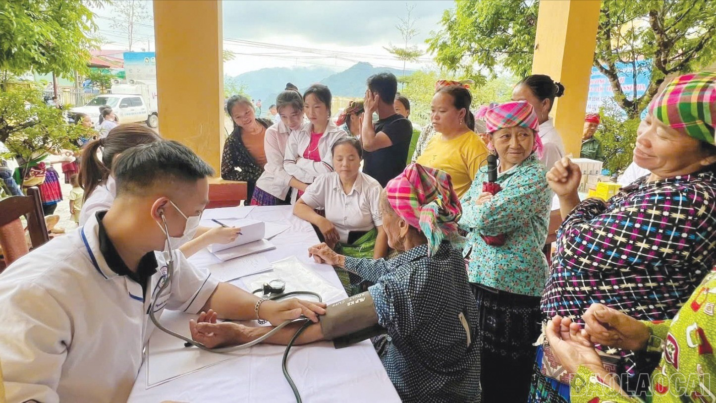 Bệnh viện thường xuyên tổ chức các đợt khám, chữa bệnh miễn phí ngoại viện cho vùng đồng bào dân tộc thiểu số. baolaocai-br_66-8449.jpg