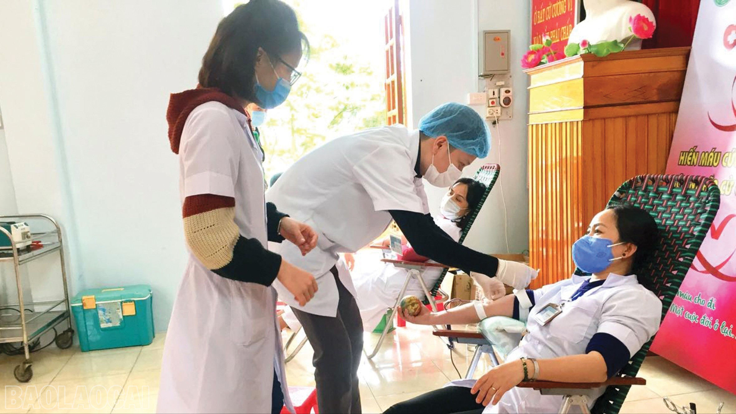 Cùng với hoạt động chuyên môn, cán bộ y tế của Bệnh viện tích cực tham gia hoạt động cộng đồng như hiến máu nhân đạo. baolaocai-bl_33-6113.jpg