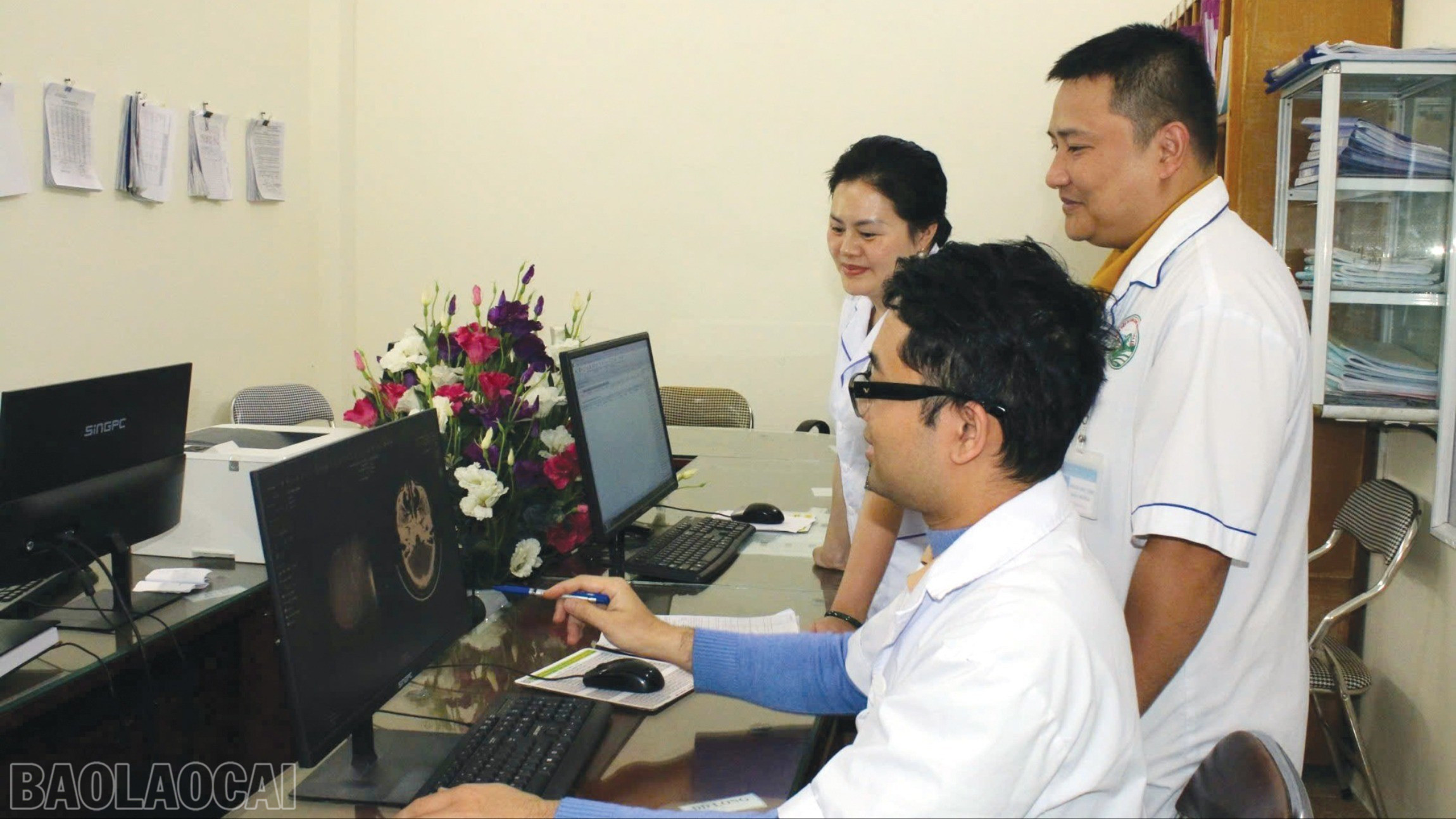 Bác sĩ Bệnh viện Đa khoa số 3 hướng dẫn điều các dưỡng phương pháp chăm sóc bệnh nhân chấn thương sọ não. baolaocai-bl_44-4234.jpg