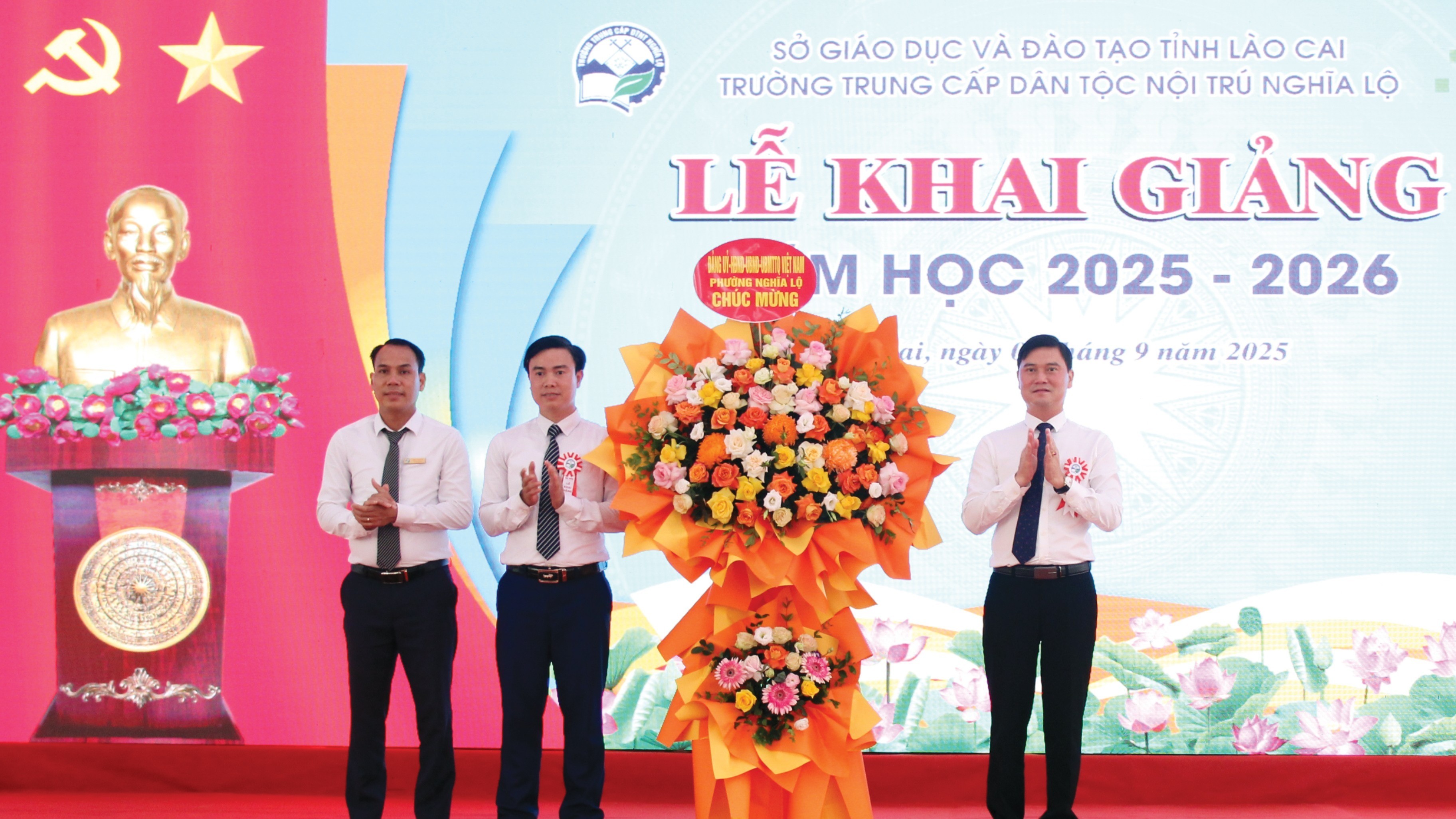 Lãnh đạo phường Nghĩa Lộ tặng hoa chúc mừng nhà trường. 3-7857.jpg