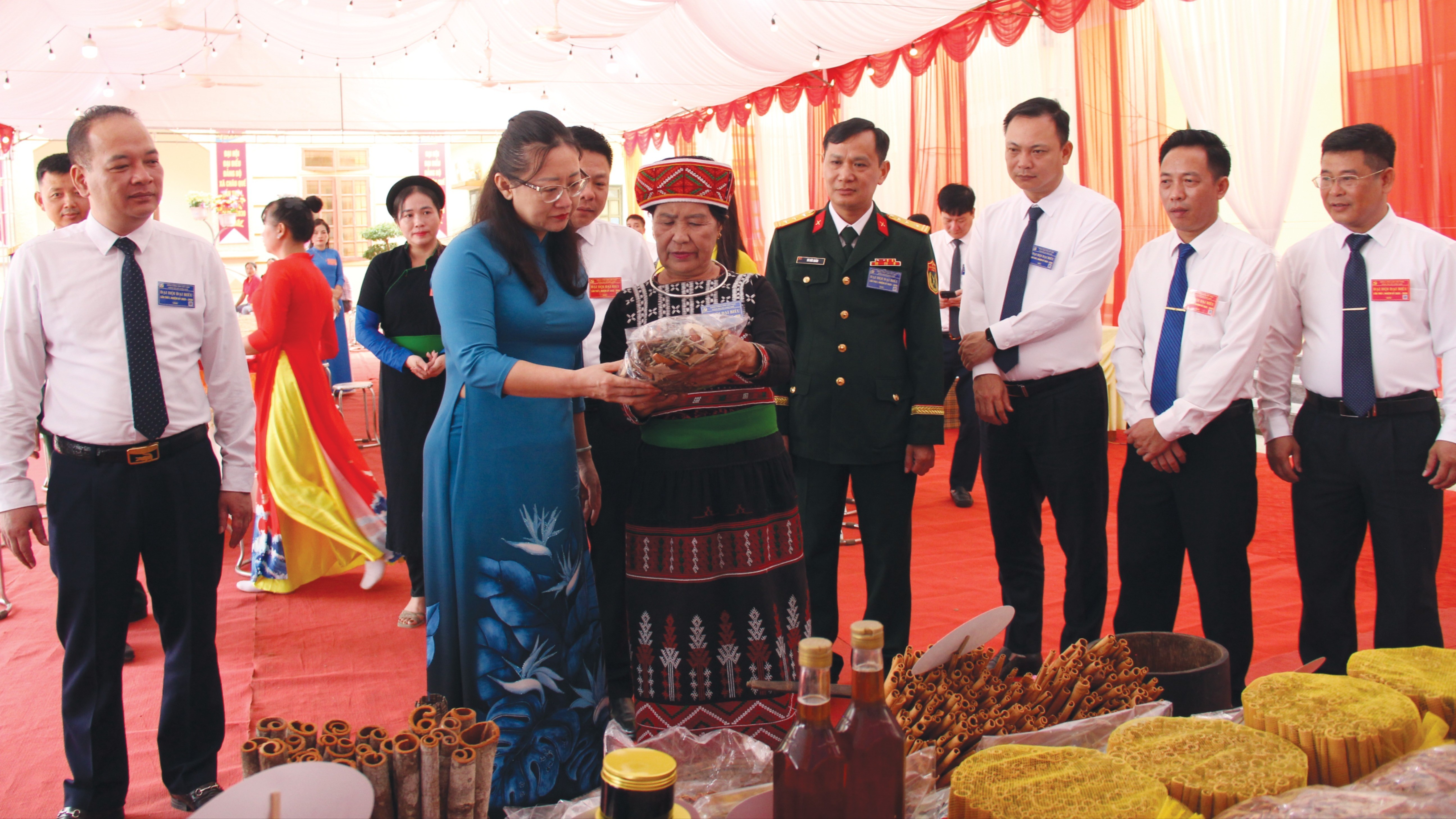 Phó Bí thư Tỉnh ủy , Chủ tịch Uỷ ban MTTQ tỉnh Giàng Thị Dung tham quan các gian hàng nông sản của địa phương tại Đại hội. 10-1252.jpg