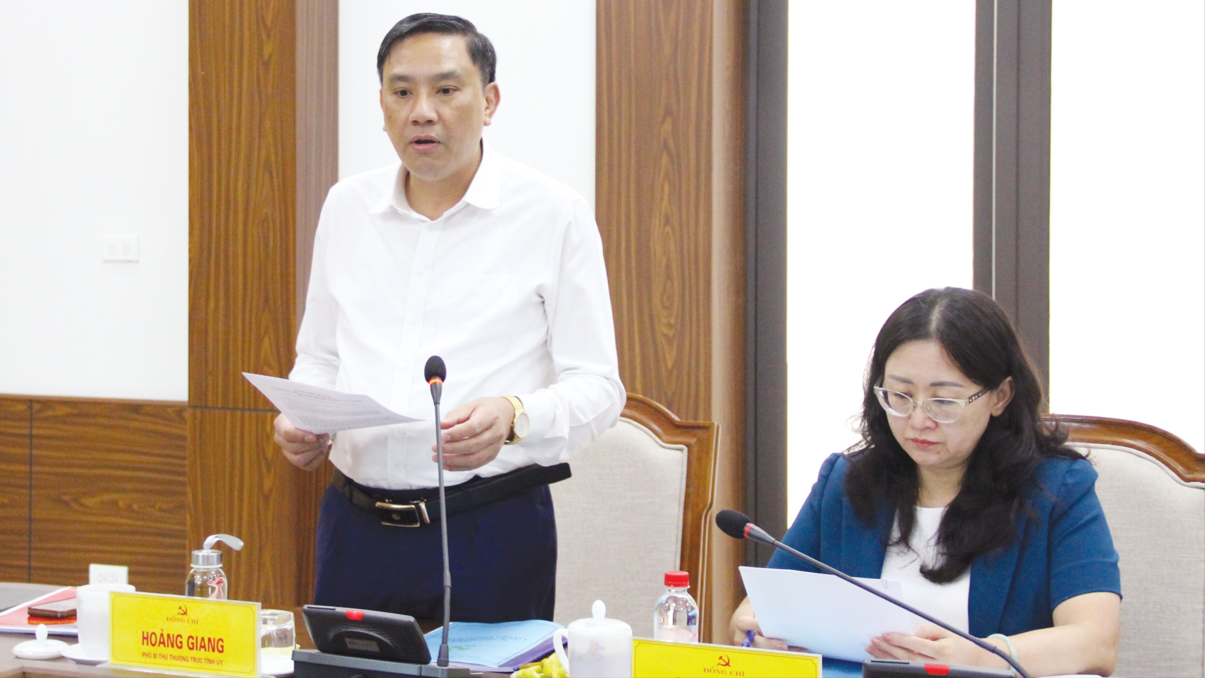 Đồng chí Hoàng Giang, Phó Bí thư Thường trực Tỉnh ủy tham gia ý kiến tại cuộc họp. 8-3358.jpg