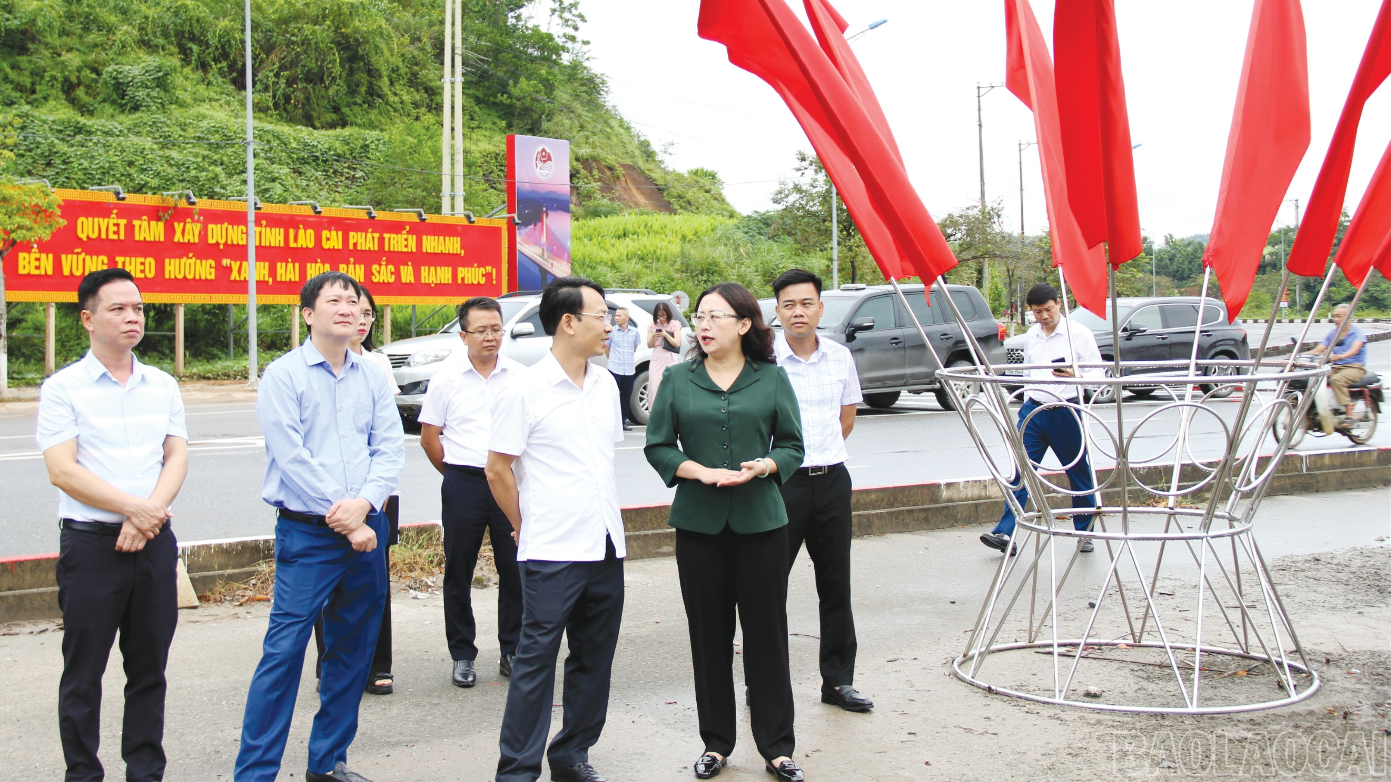 Đồng chí Giàng Thị Dung, Phó Bí thư Tỉnh ủy kiểm tra thực tế tại phường Văn Phú. baolaocai-br_4-1241.jpg