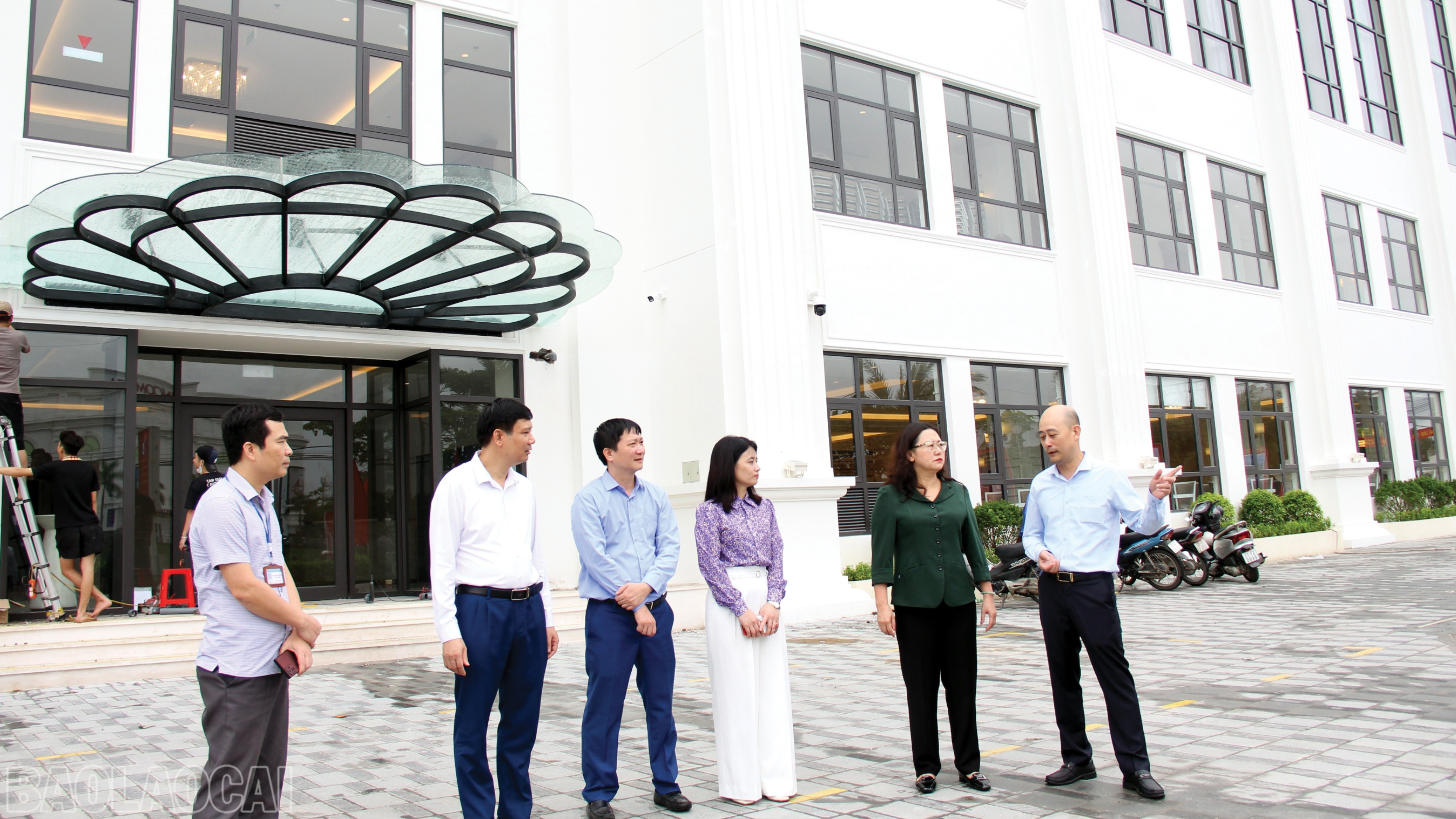 Đồng chí Giàng Thị Dung, Phó Bí thư Tỉnh ủy kiểm tra khu vực lưu trú cho các đại biểu. baolaocai-bl_5-8396.jpg