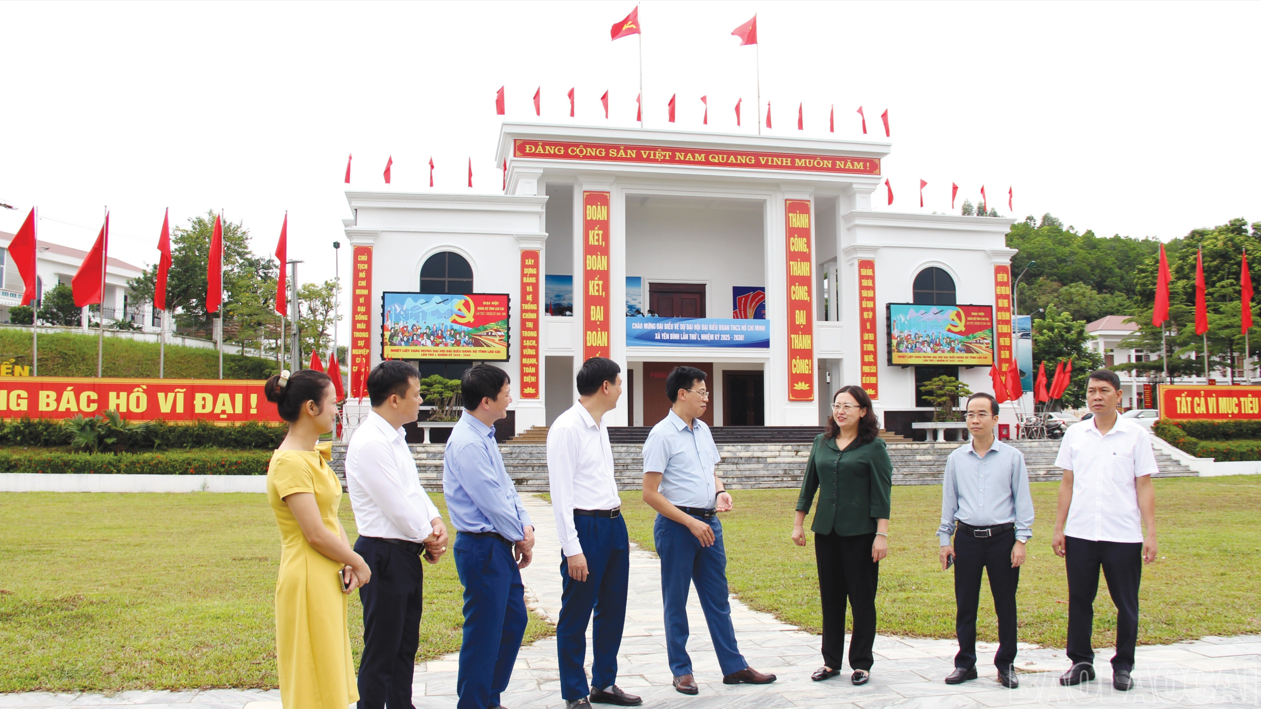 Đồng chí Giàng Thị Dung, Phó Bí thư Tỉnh ủy kiểm tra thực tế tại xã Yên Bình. baolaocai-br_1-788.jpg