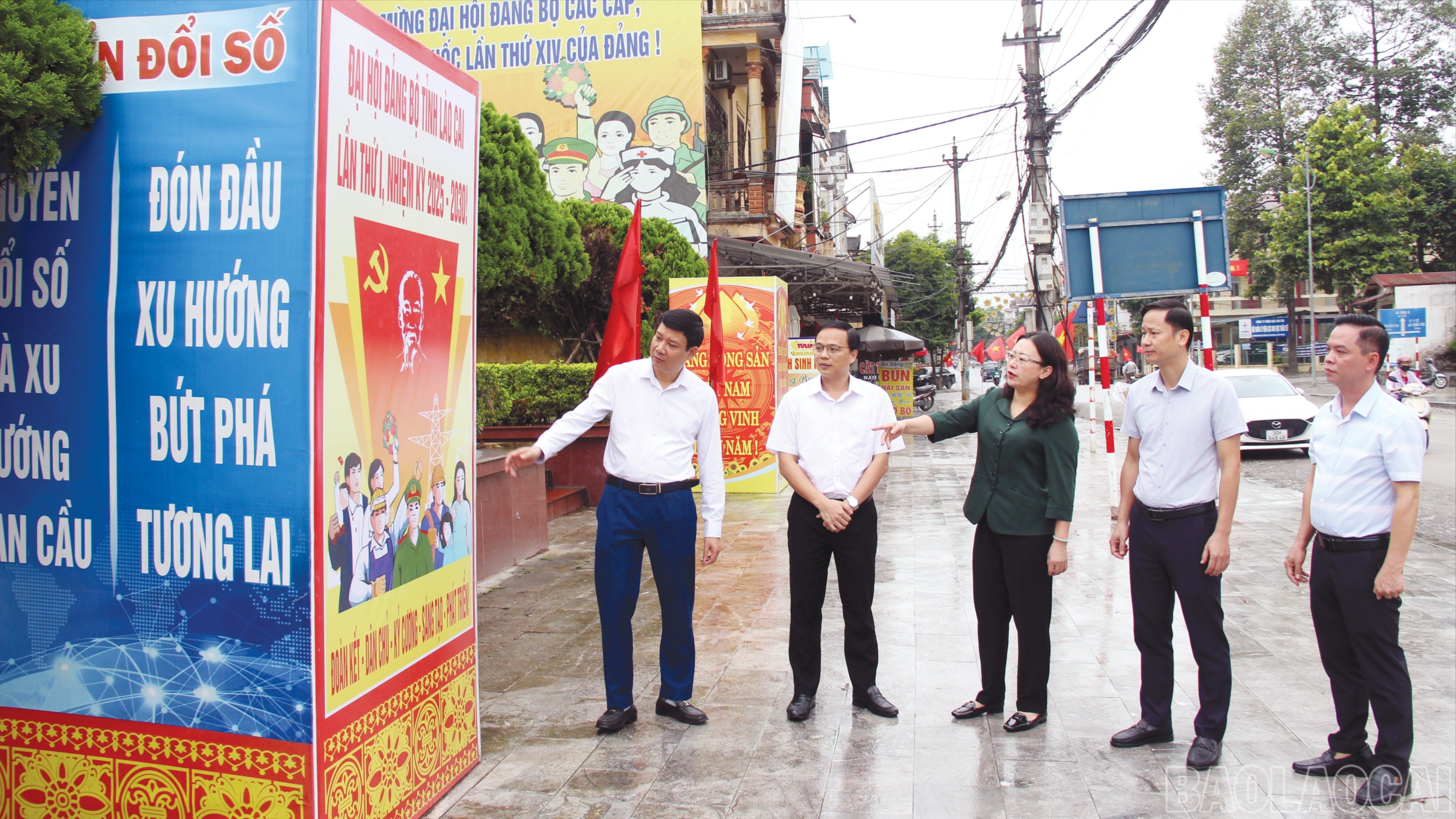 Đồng chí Giàng Thị Dung, Phó Bí thư Tỉnh ủy ghi nhận và đánh giá cao công tác tuyên truyền các địa phương, trong đó có xã Trấn Yên. baolaocai-br_8-5298.jpg