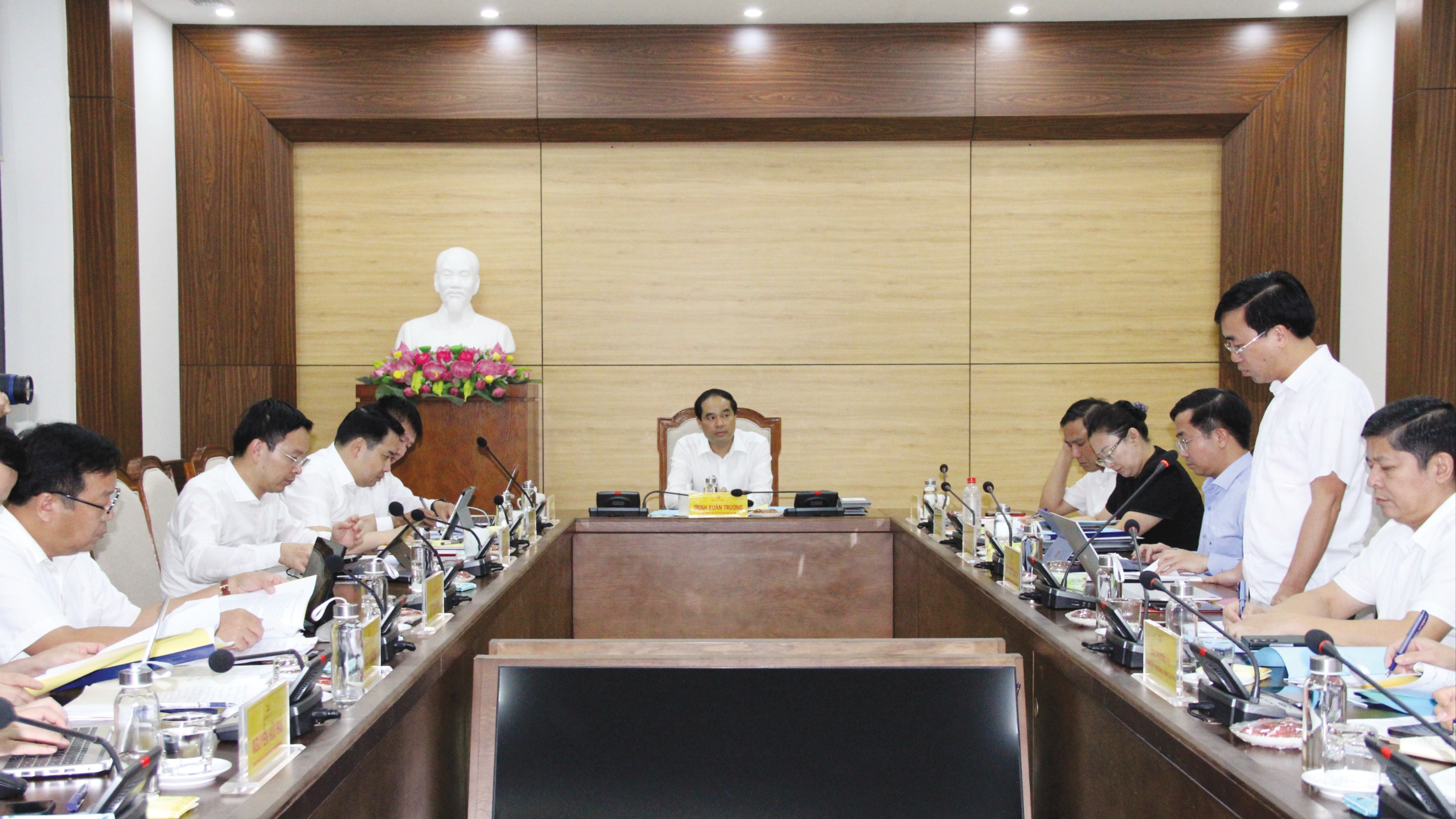 Quang cảnh cuộc họp. 11-8652.jpg