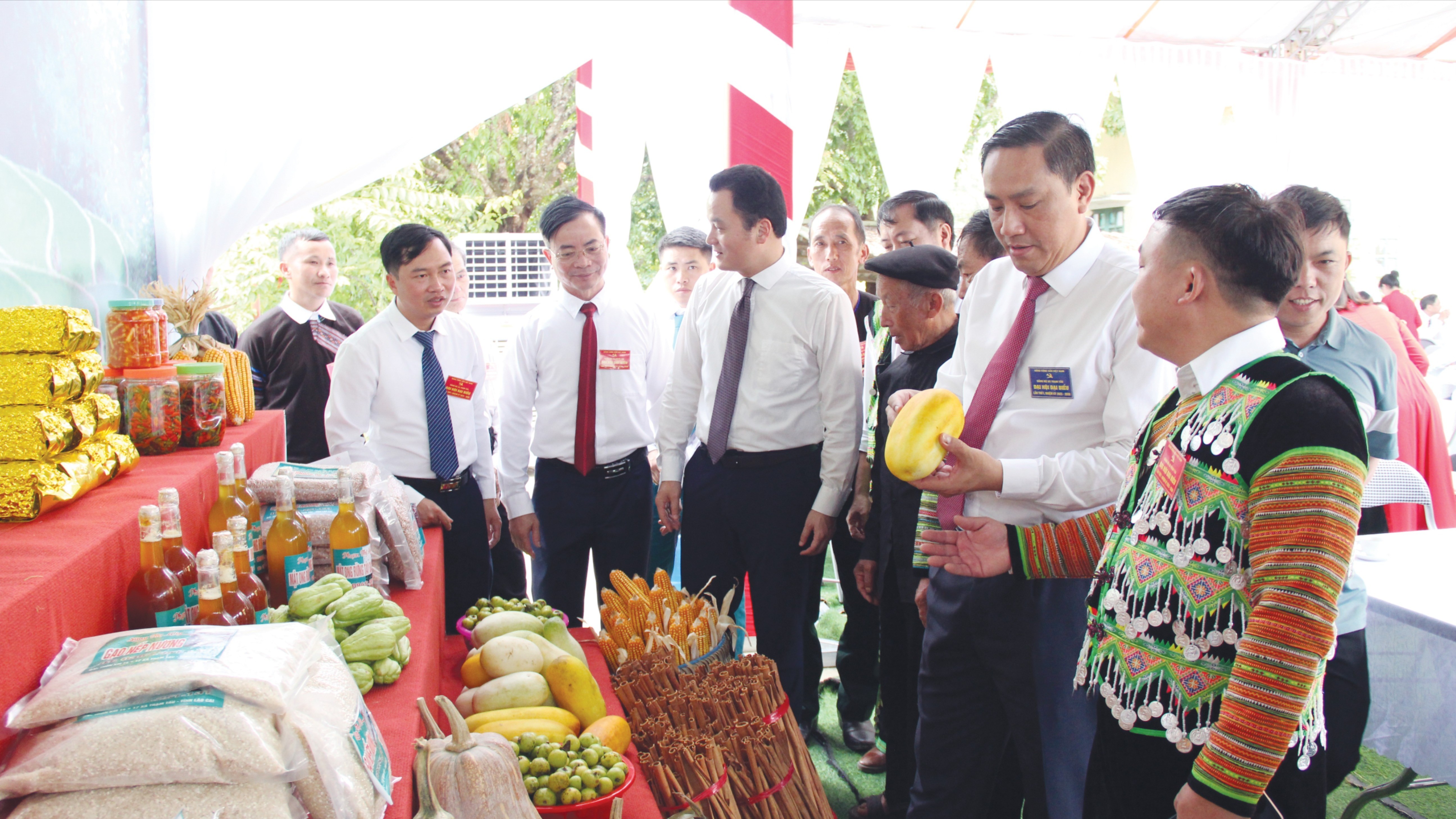Đồng chí Hoàng Giang - Phó Bí thư Thường trực Tỉnh uỷ tham quan các gian hàng truyền thống của địa phương. 17-6397.jpg